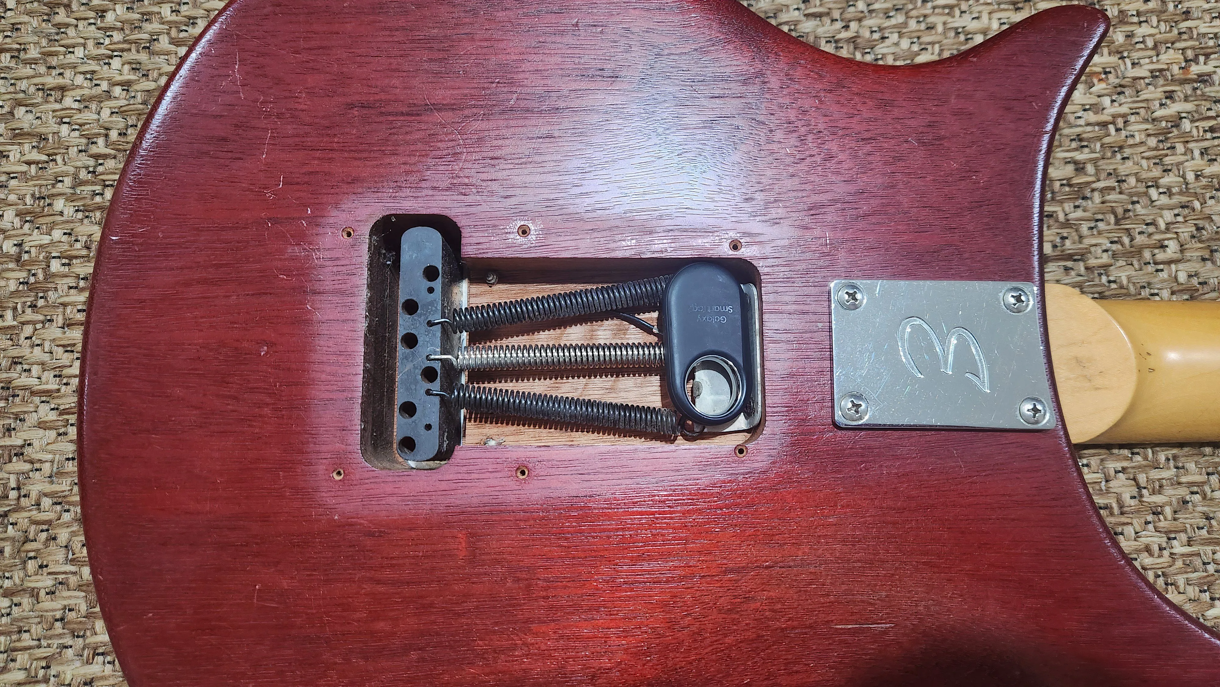 AirTag được đặt kín đáo bên trong thùng đàn guitar, giúp người dùng bảo vệ nhạc cụ đắt tiền của mình