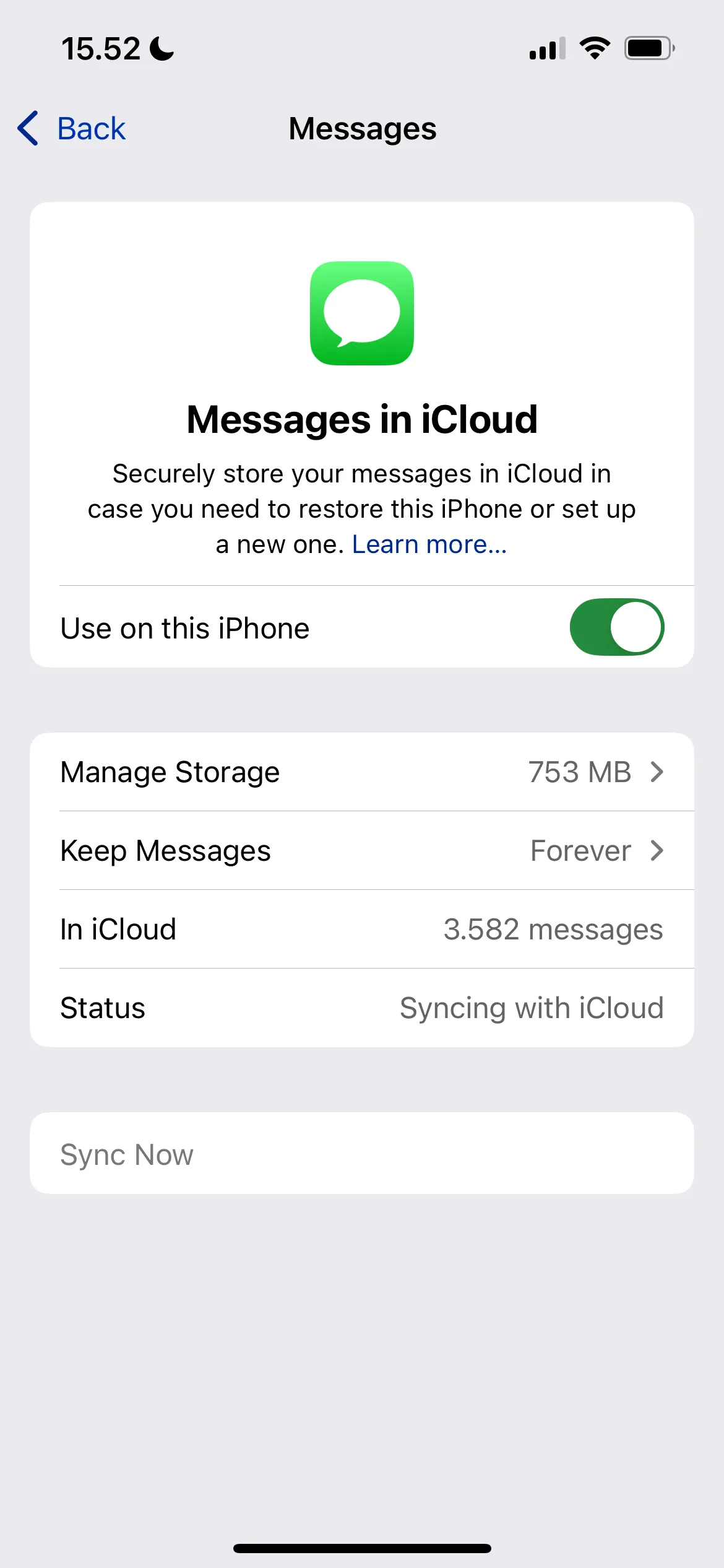 Ảnh chụp màn hình: Cài đặt Tin nhắn trong iCloud trên hệ điều hành iOS, hiển thị tùy chọn &quot;Sử dụng trên iPhone này&quot;.