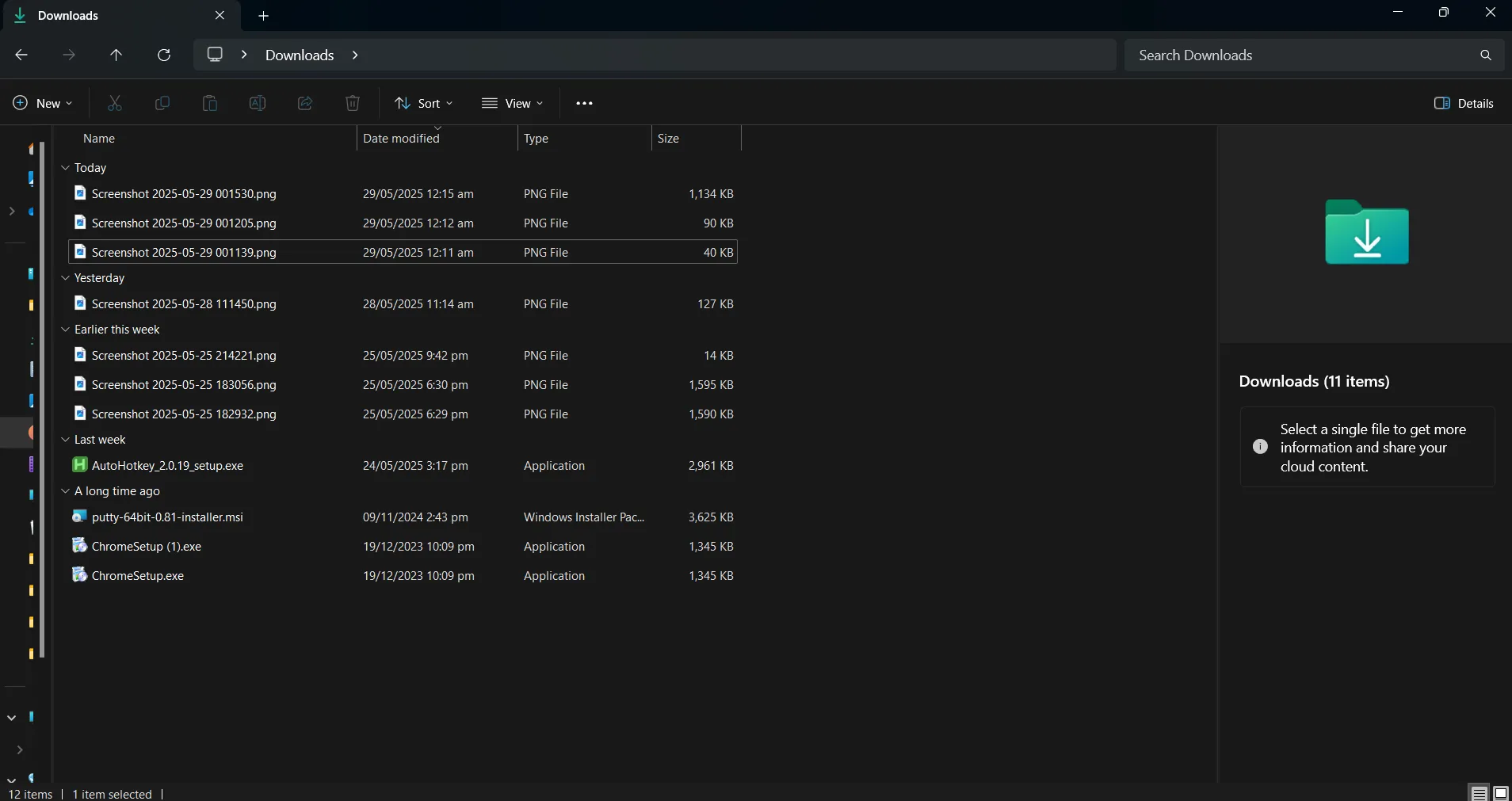 Ảnh chụp màn hình thư mục Tải xuống lộn xộn trước khi được AutoHotkey tự động sắp xếp, cho thấy nhiều loại tệp khác nhau không theo thứ tự.
