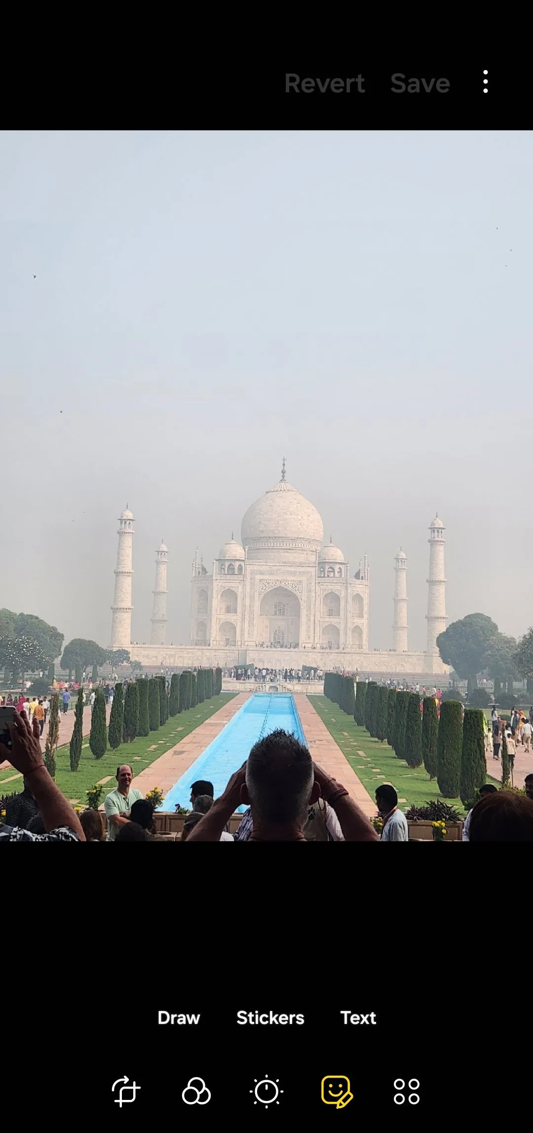 Ảnh đền Taj Mahal được mở trong trình chỉnh sửa ảnh của Samsung để thêm sticker