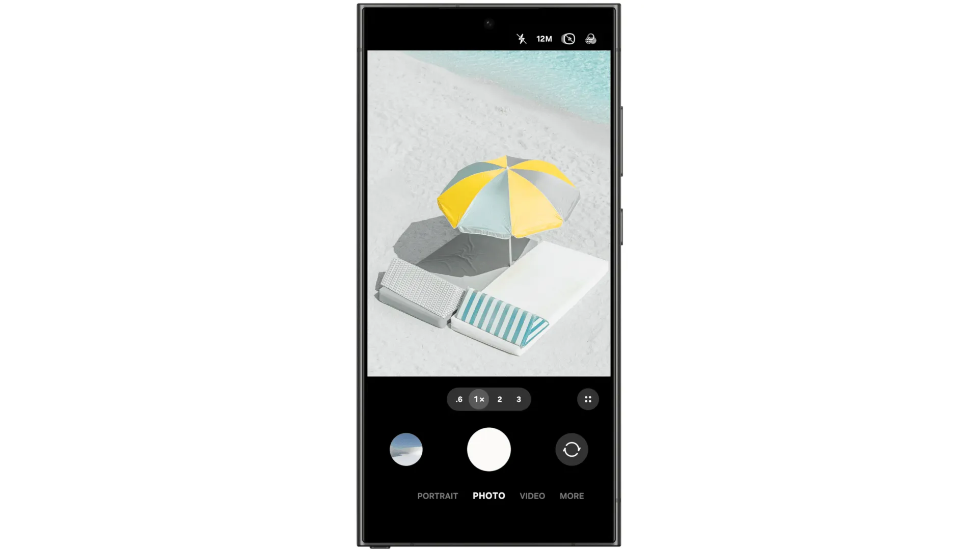 Ảnh động hiển thị giao diện ứng dụng camera One UI 7 được sắp xếp lại với các điều khiển chính tập trung ở phía dưới để dễ thao tác một tay