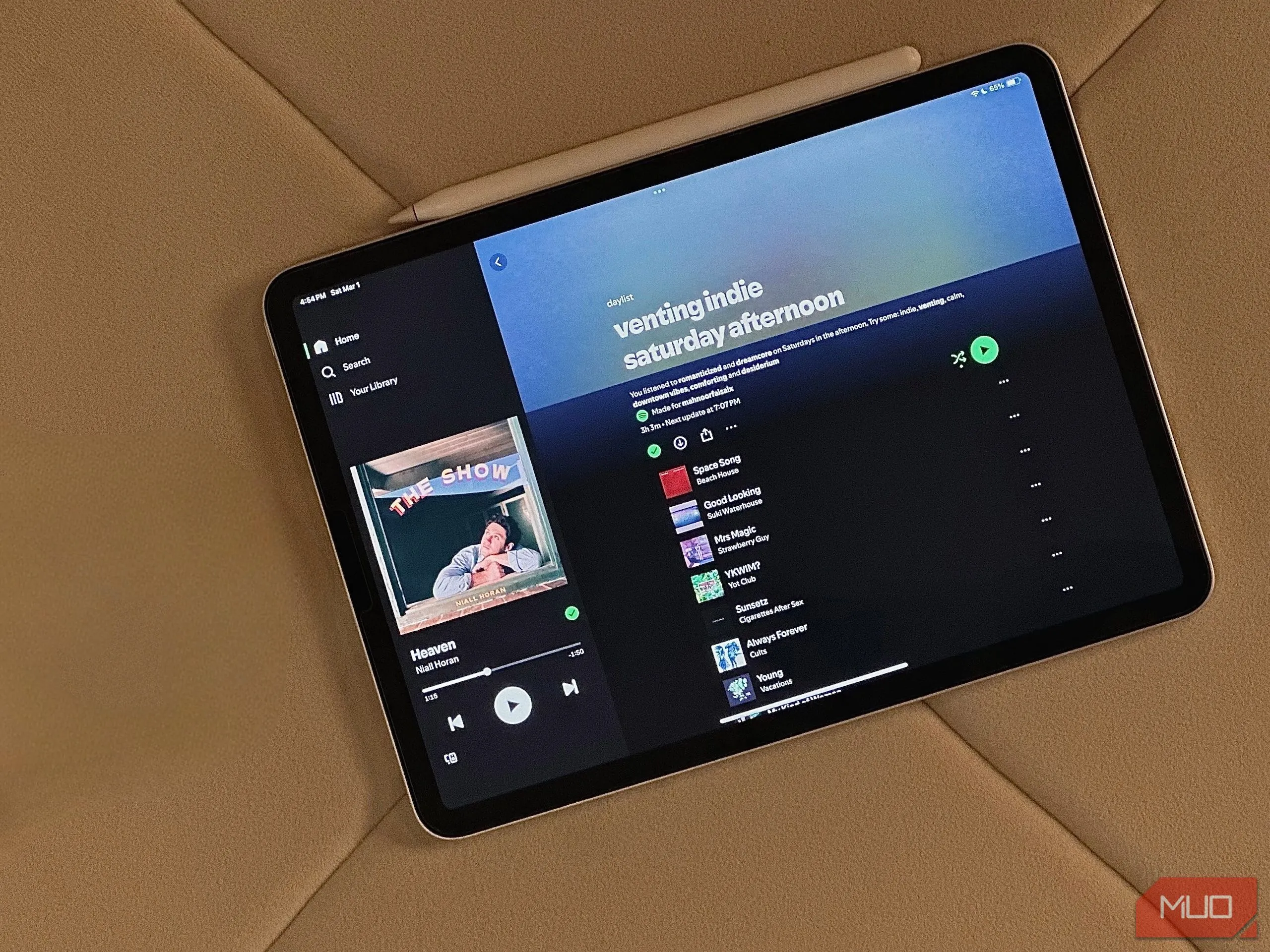 Ảnh iPad sau khi xóa túi AirPods bằng Adobe Express Remove Object, cho thấy kết quả ấn tượng hơn