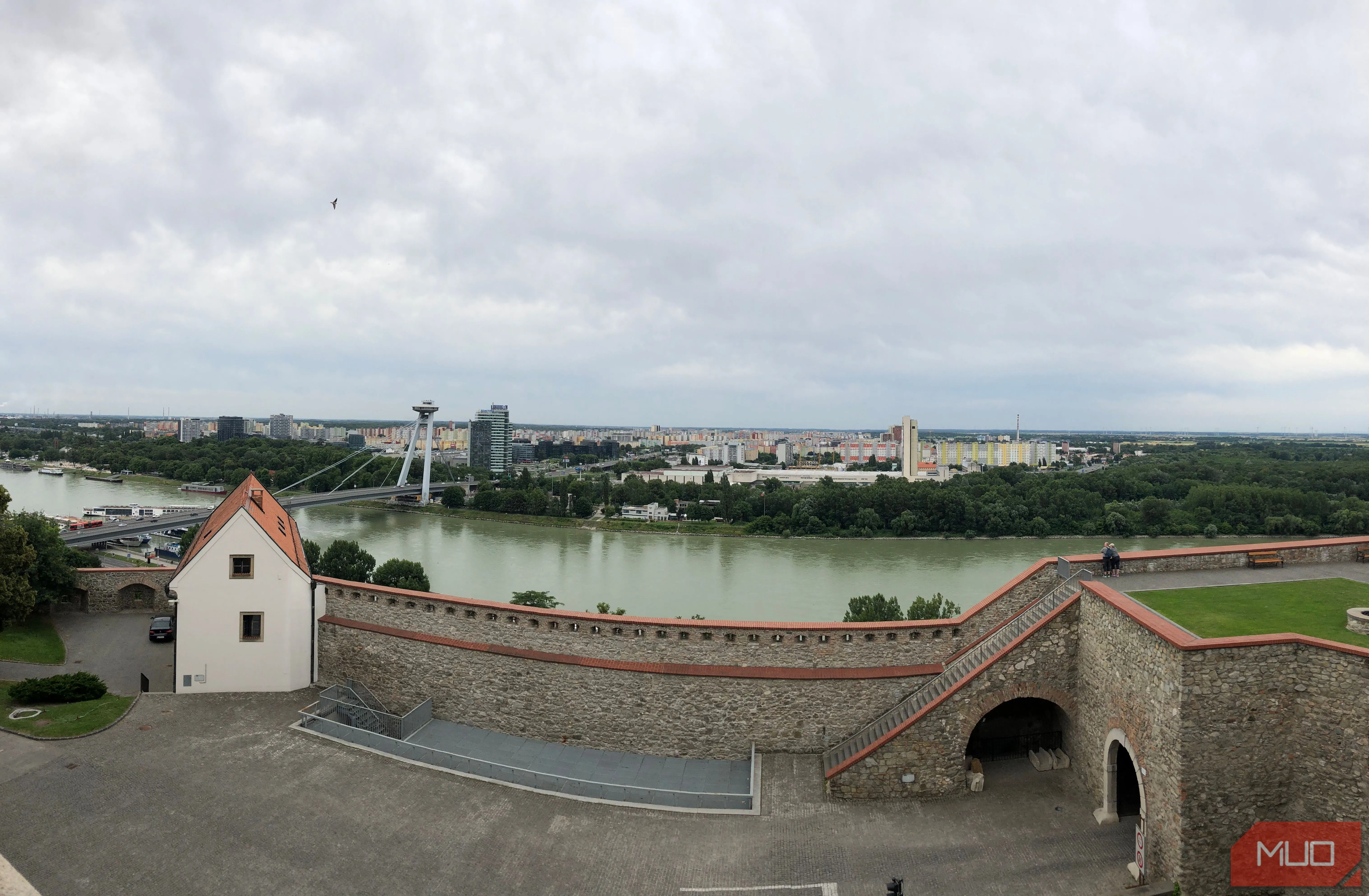 Ảnh panorama toàn cảnh thành phố và sông nhìn từ lâu đài, minh họa cách tận dụng các vật thể xung quanh để tạo khung hình độc đáo