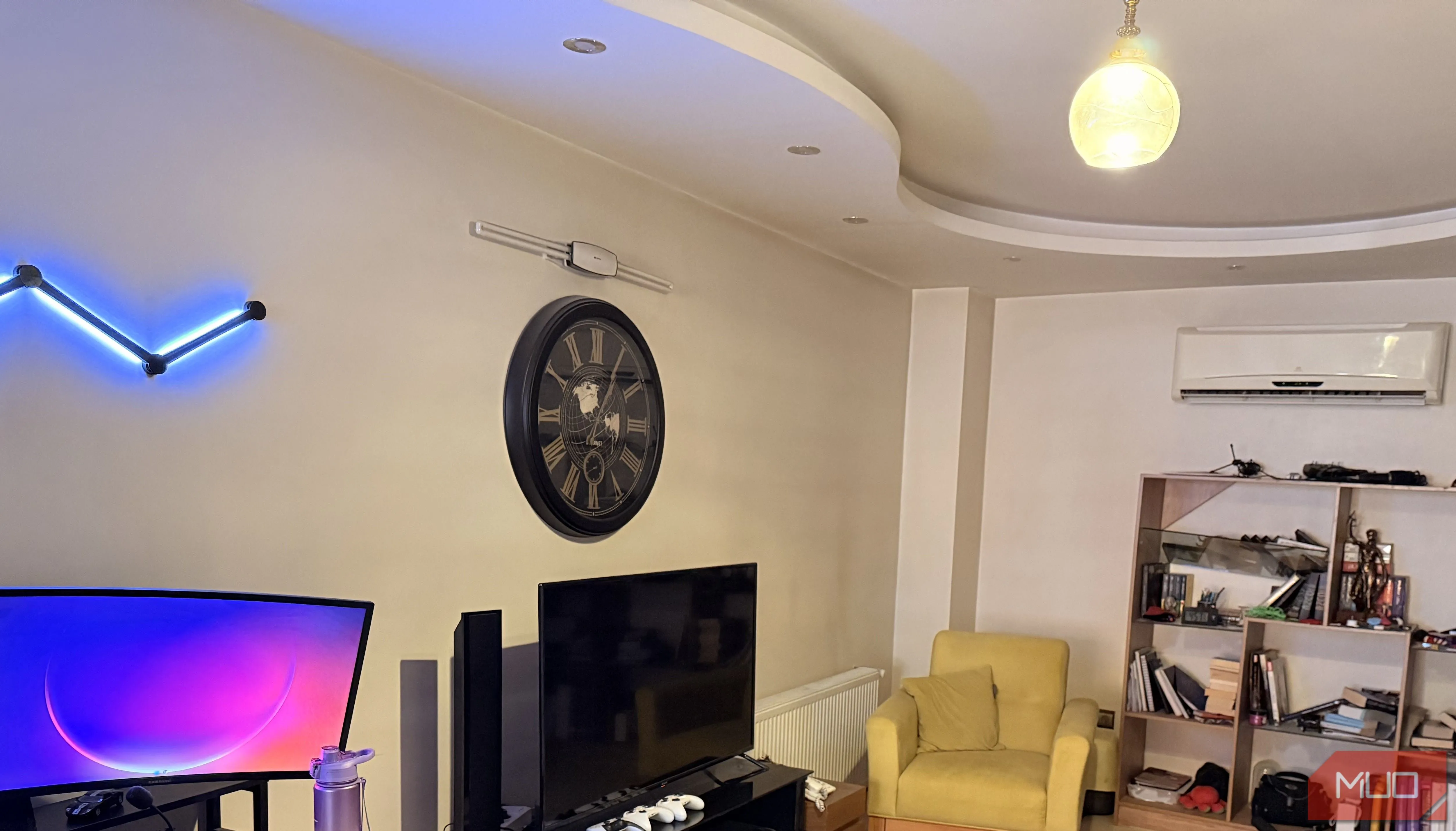 Ảnh phòng khách chụp bằng ống kính đã được vệ sinh sạch sẽ, hình ảnh sắc nét và rõ ràng.