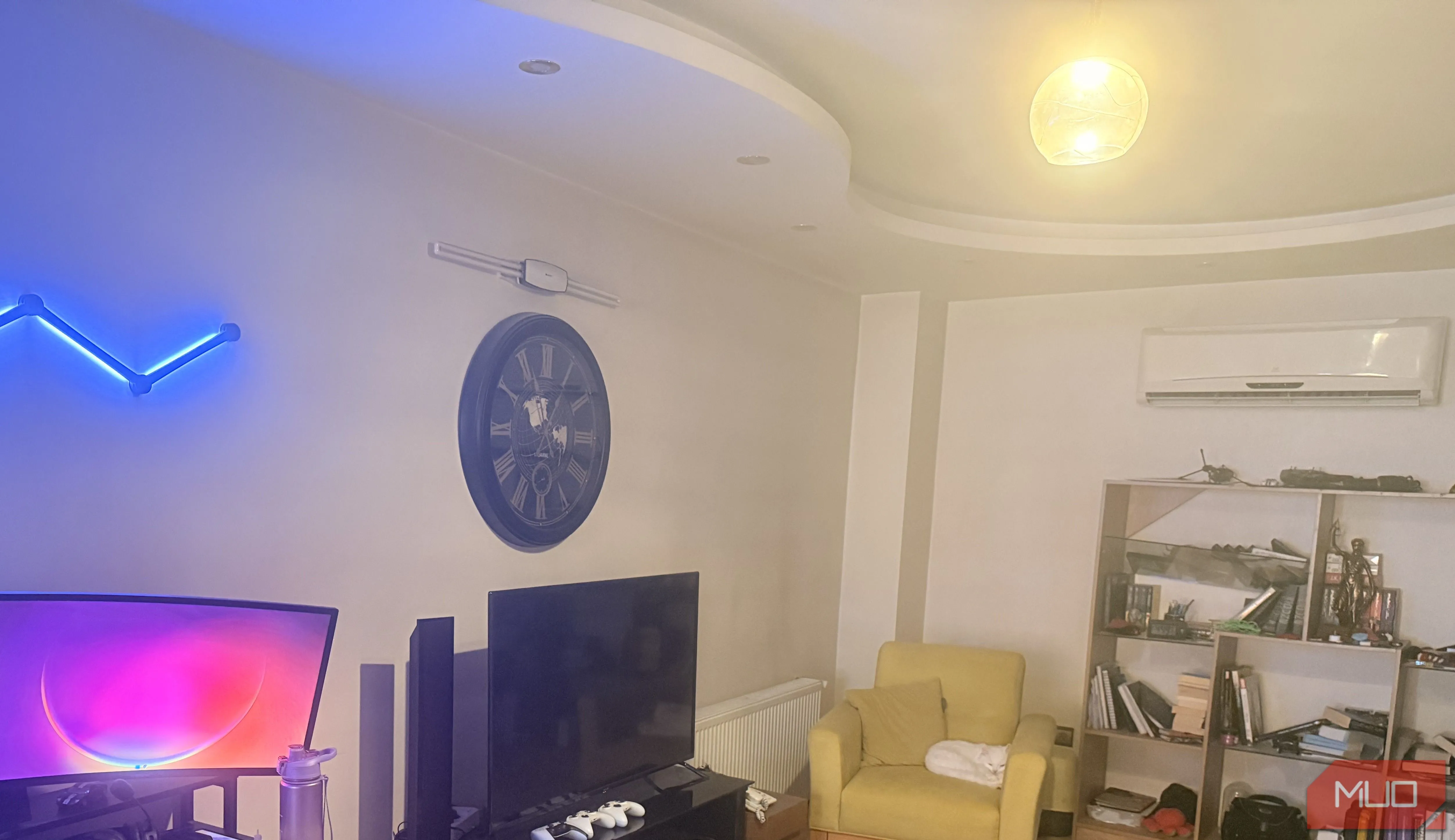 Ảnh phòng khách chụp bằng ống kính điện thoại bẩn, hình ảnh bị mờ và thiếu chi tiết.