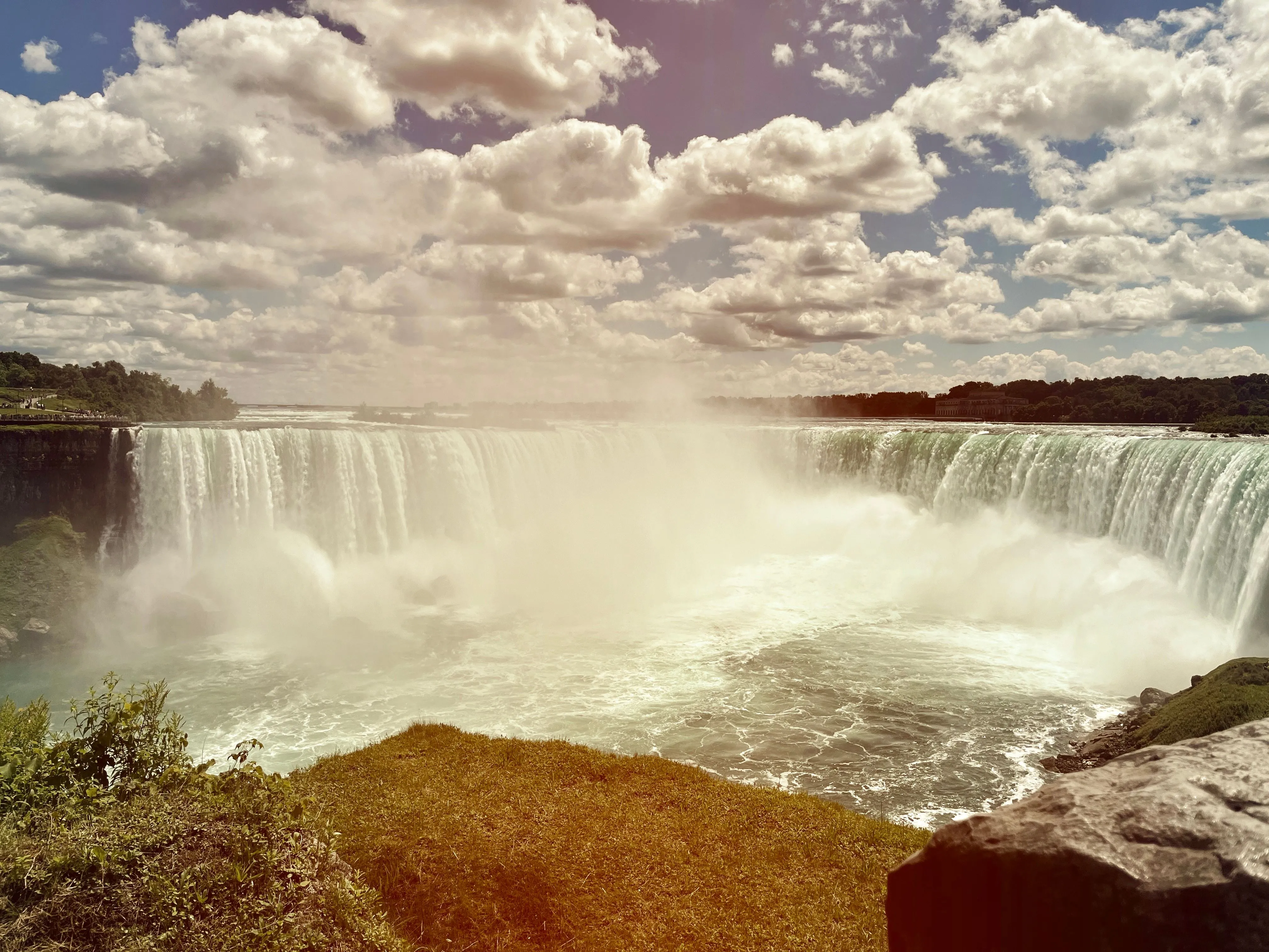 Ảnh thác Niagara đã được biến đổi nghệ thuật bằng Photoleap, thể hiện khả năng sáng tạo độc đáo của ứng dụng