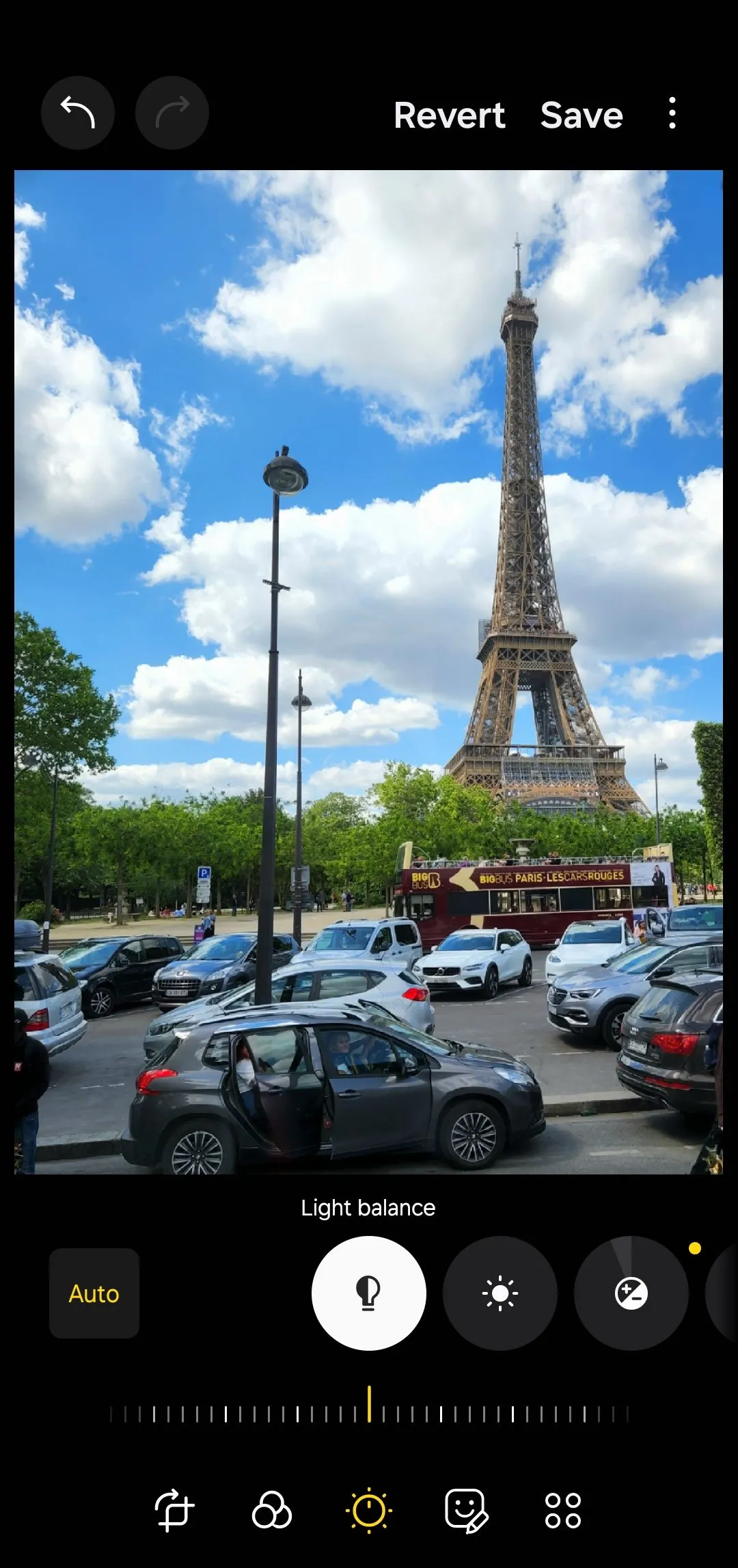 Ảnh tháp Eiffel trong trình chỉnh sửa ảnh Samsung trước khi áp dụng tính năng nâng cấp tự động