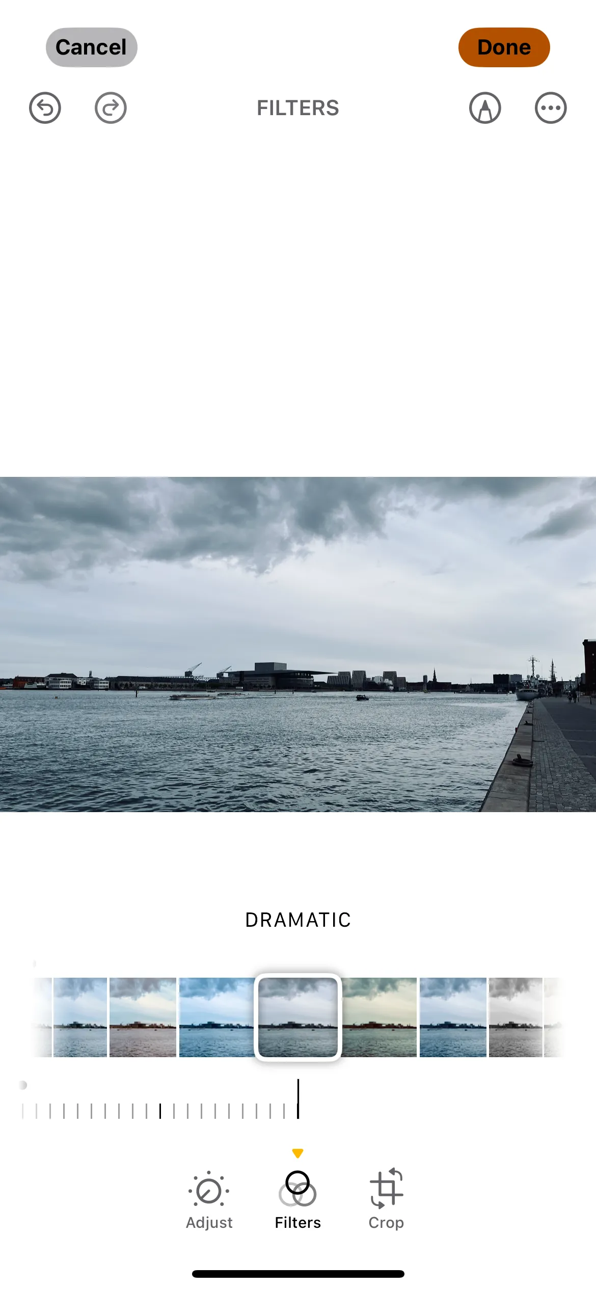 Áp dụng bộ lọc Dramatic trong ứng dụng Ảnh trên iPhone để tạo hiệu ứng ấn tượng.