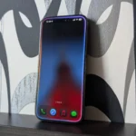 Apple iPhone với Siri đang chờ lệnh, thể hiện tính năng Apple Intelligence