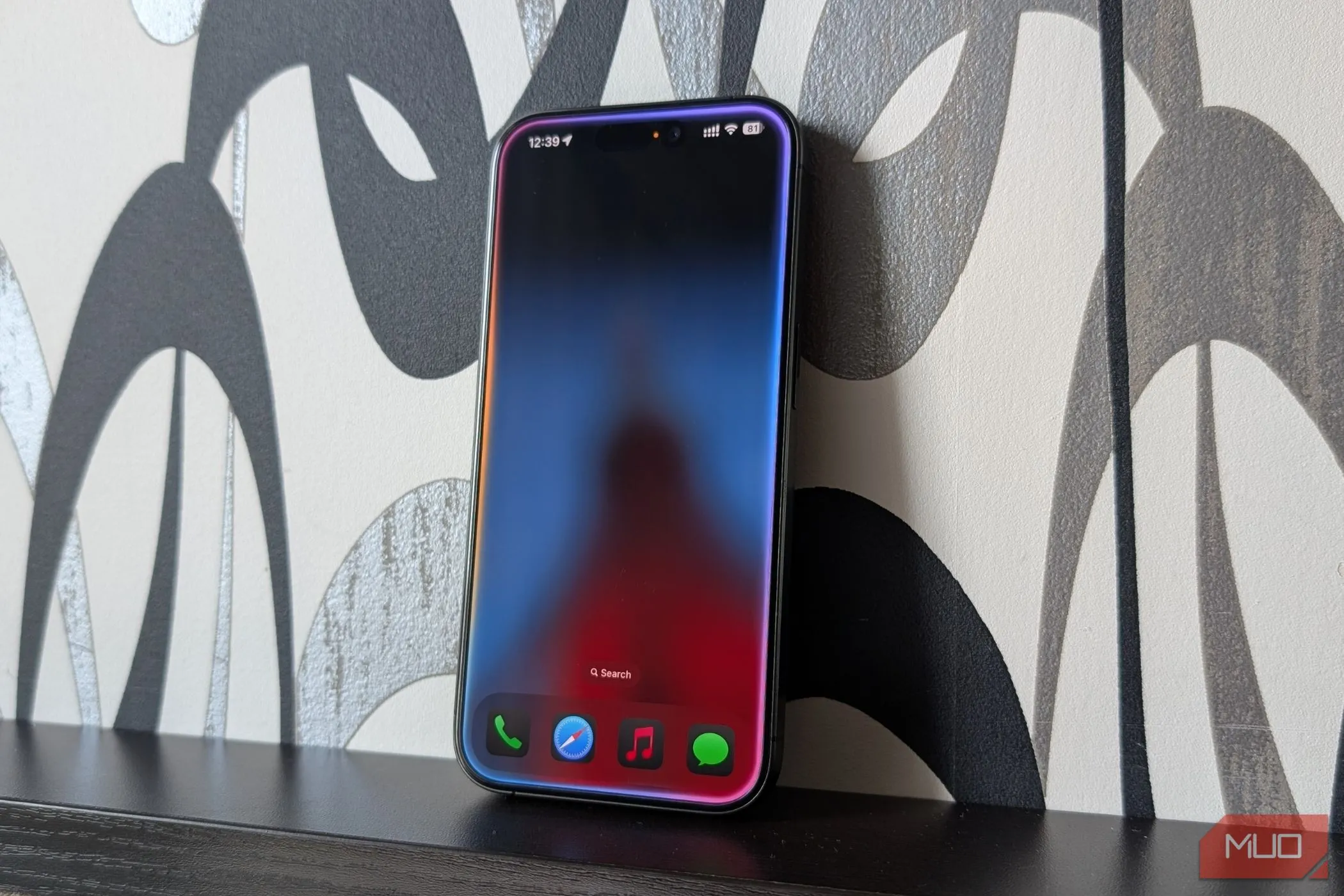 Apple iPhone với Siri đang chờ lệnh, thể hiện tính năng Apple Intelligence