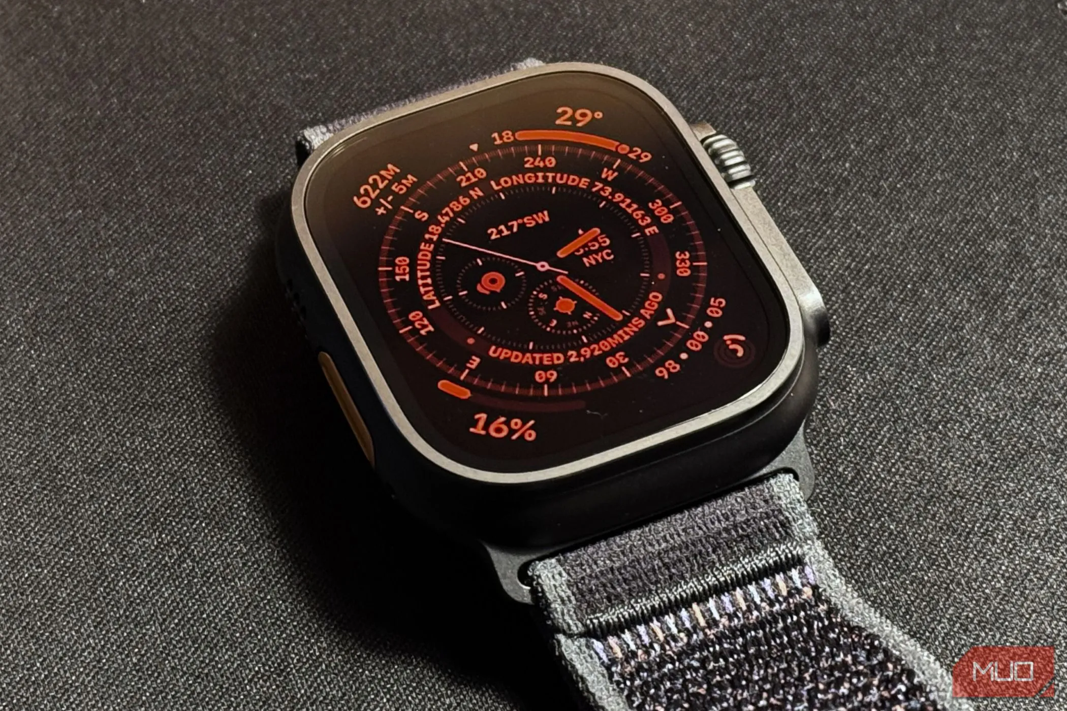 Apple Watch Ultra 2 hiển thị chế độ ban đêm chuyên dụng với giao diện màu đỏ trên nền tối, bảo vệ thị lực trong môi trường thiếu sáng.