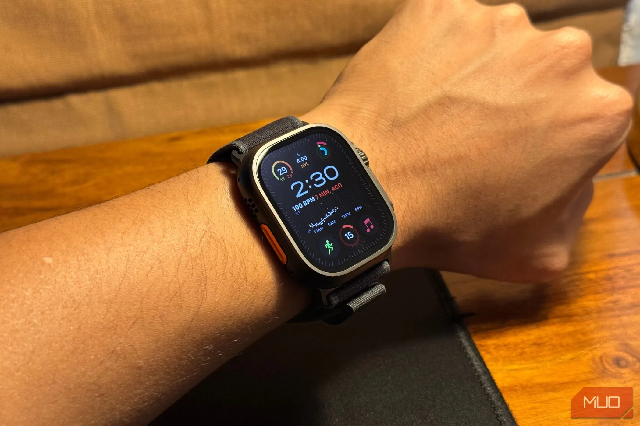 Apple Watch Ultra 2 màu titan đen trên cổ tay, mang lại trải nghiệm phản hồi xúc giác mạnh mẽ và đáng tin cậy.