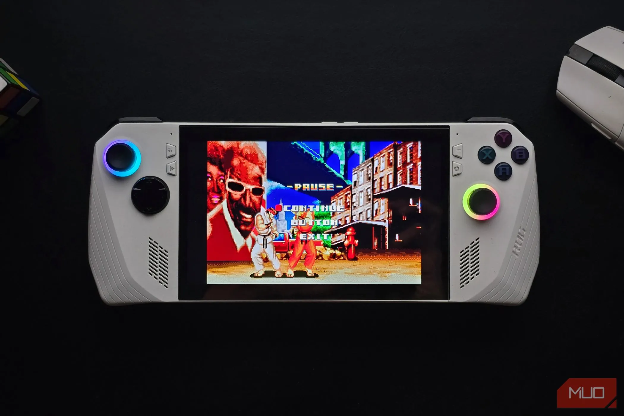 ASUS ROG Ally đang chạy game Super Street Fighter II qua RetroArch, minh họa trải nghiệm giả lập game retro trên thiết bị cầm tay