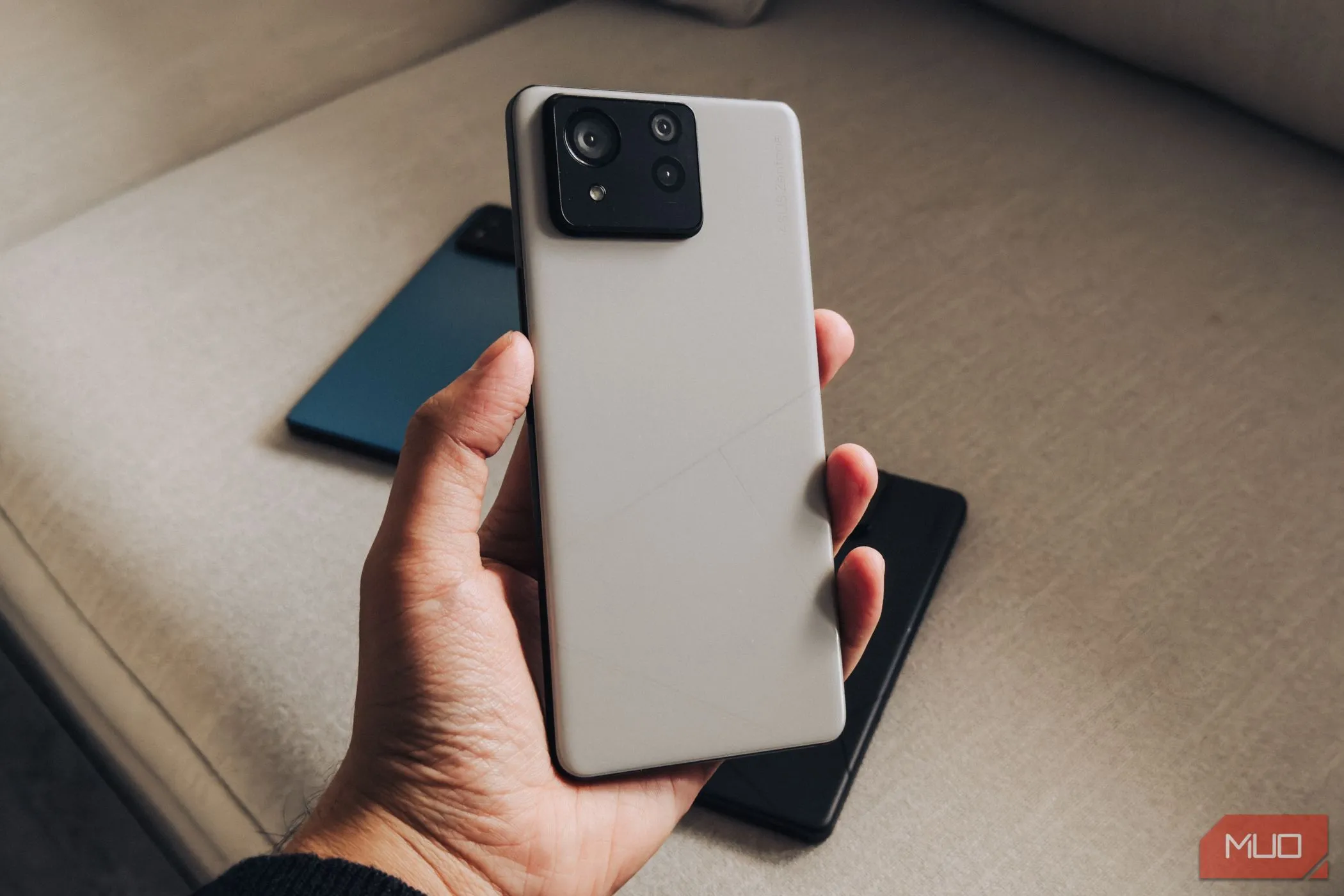 ASUS Zenfone 11 Ultra với mặt lưng kính, minh họa kích thước màn hình lớn của smartphone