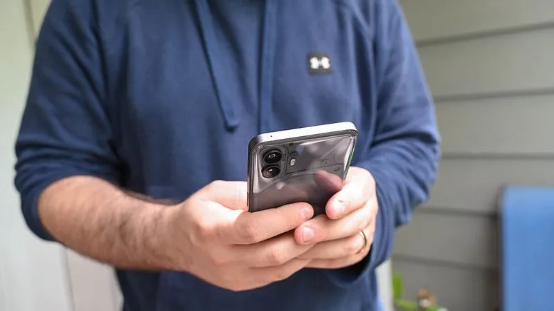 Ba chiếc điện thoại Samsung Galaxy Z Fold5 màu đen đặt cạnh nhau, minh họa cho khả năng luôn kết nối di động