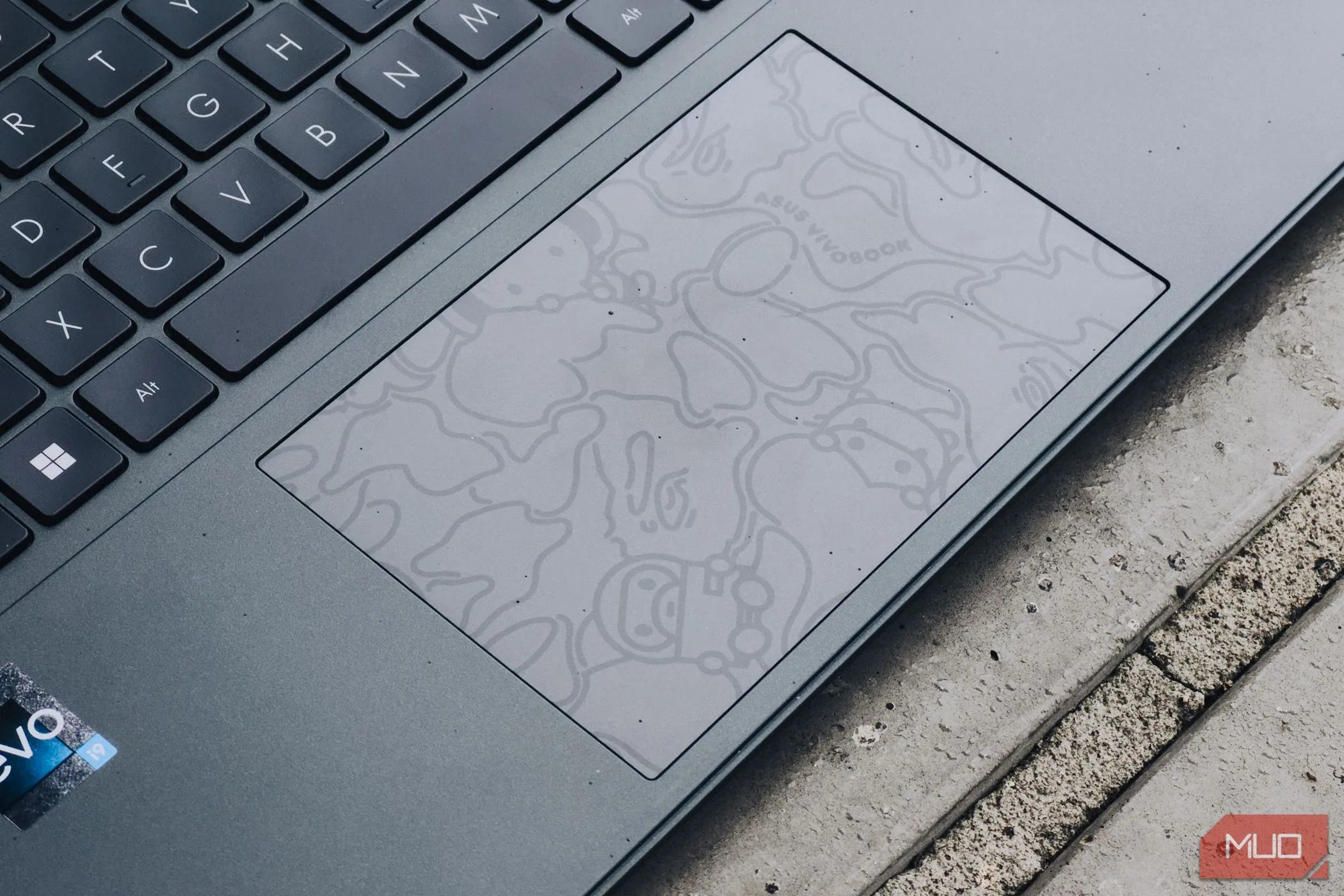 Bàn di chuột haptic (trackpad) của laptop ASUS Vivobook S 15 OLED, minh họa công nghệ trackpad tiên tiến