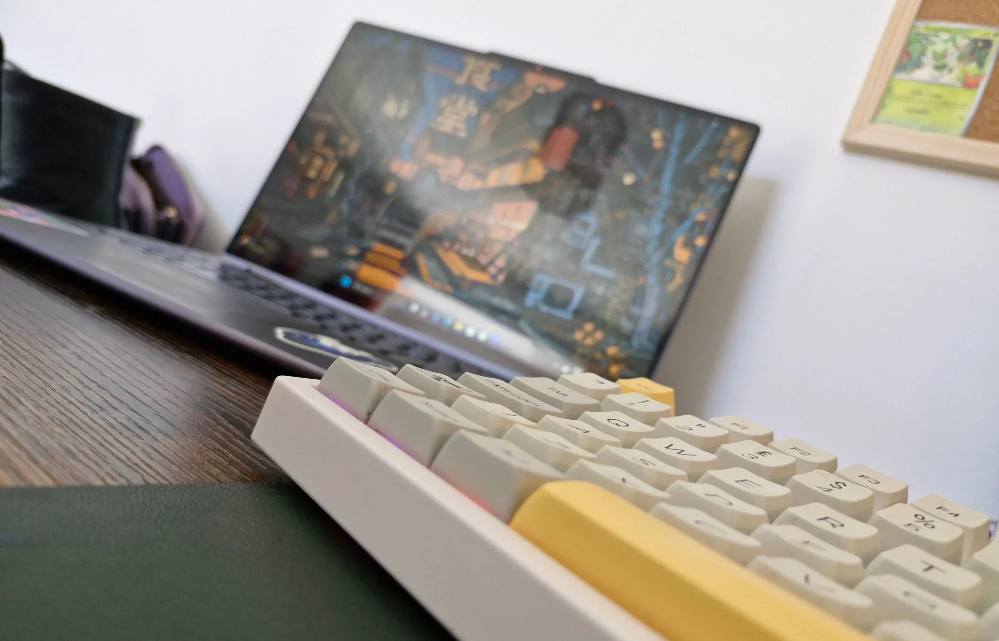 Bàn làm việc với laptop và bàn phím rời, tượng trưng cho sự tiện lợi và hiệu suất vượt trội của máy tính xách tay trong công việc hàng ngày.