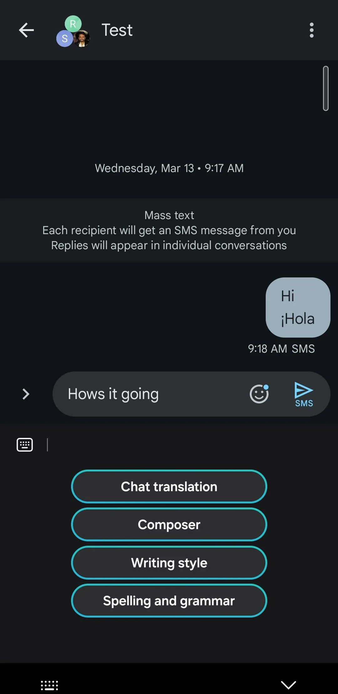 Bàn phím Samsung hiển thị tính năng Chat Assist (Trợ lý trò chuyện) giúp sửa lỗi ngữ pháp và viết lại tin nhắn