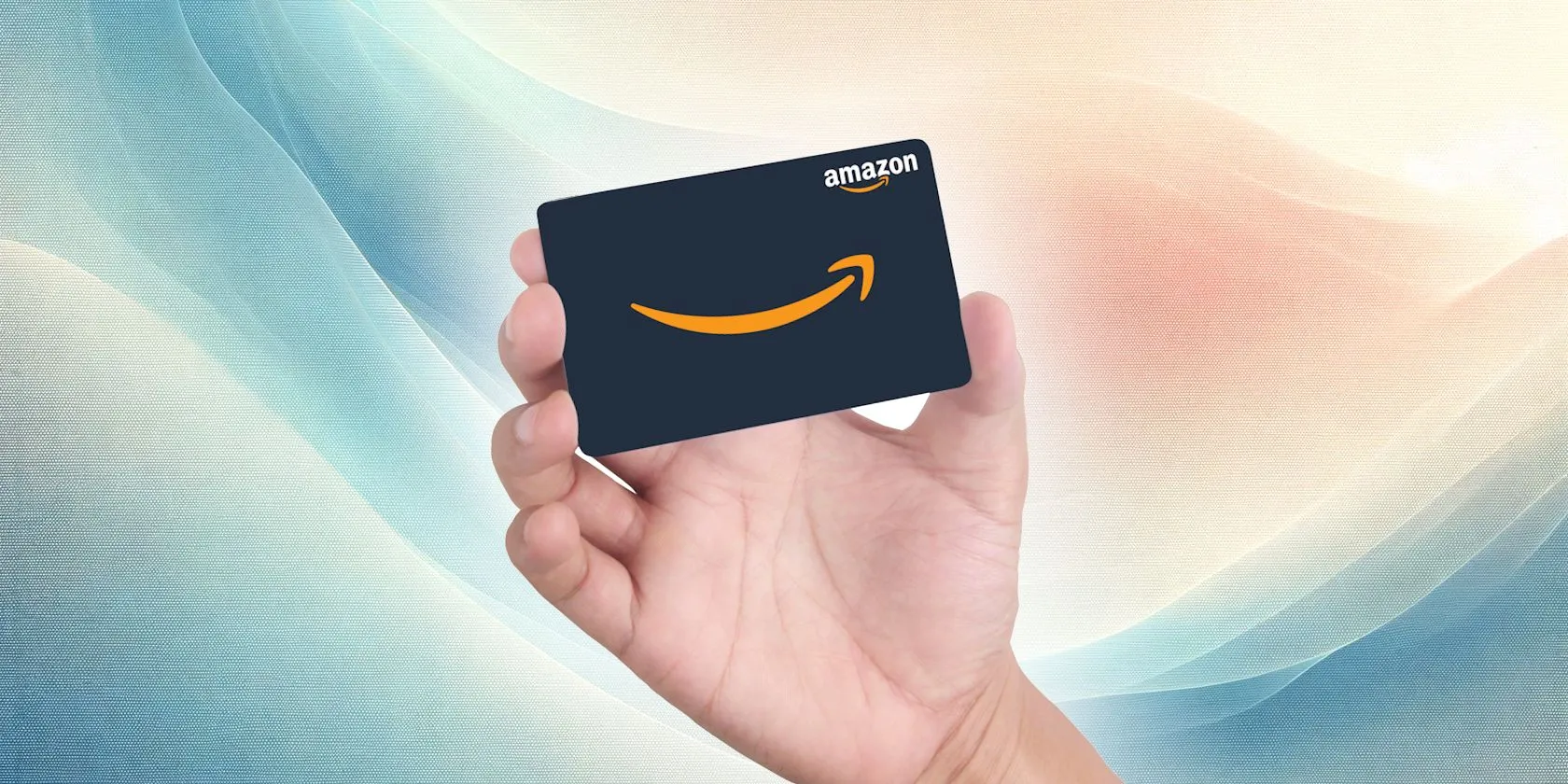 Bàn tay cầm thẻ quà tặng Amazon, minh họa cho lừa đảo thẻ quà tặng