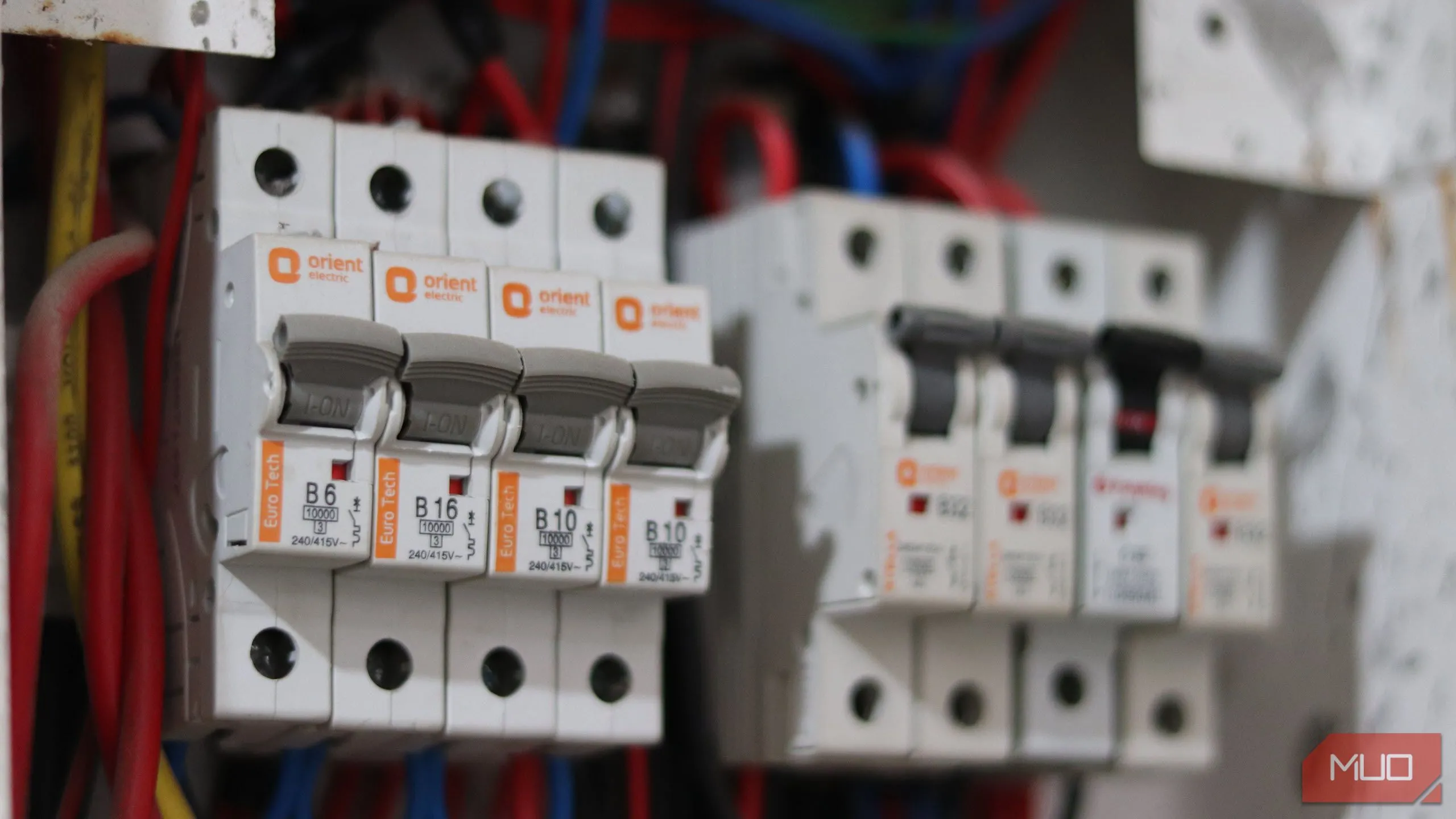 Bảng cầu dao điện gia đình với các mạch điện được đánh dấu, thể hiện sự phân chia pha ảnh hưởng đến hiệu suất của Powerline Adapter.