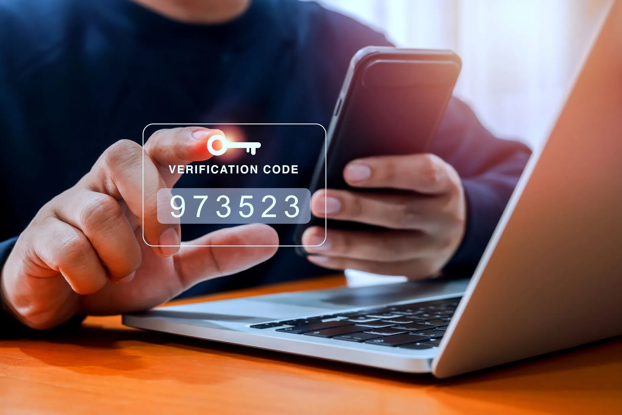 Bảo mật email với xác thực đa yếu tố: Người dùng nhập mã OTP trên smartphone