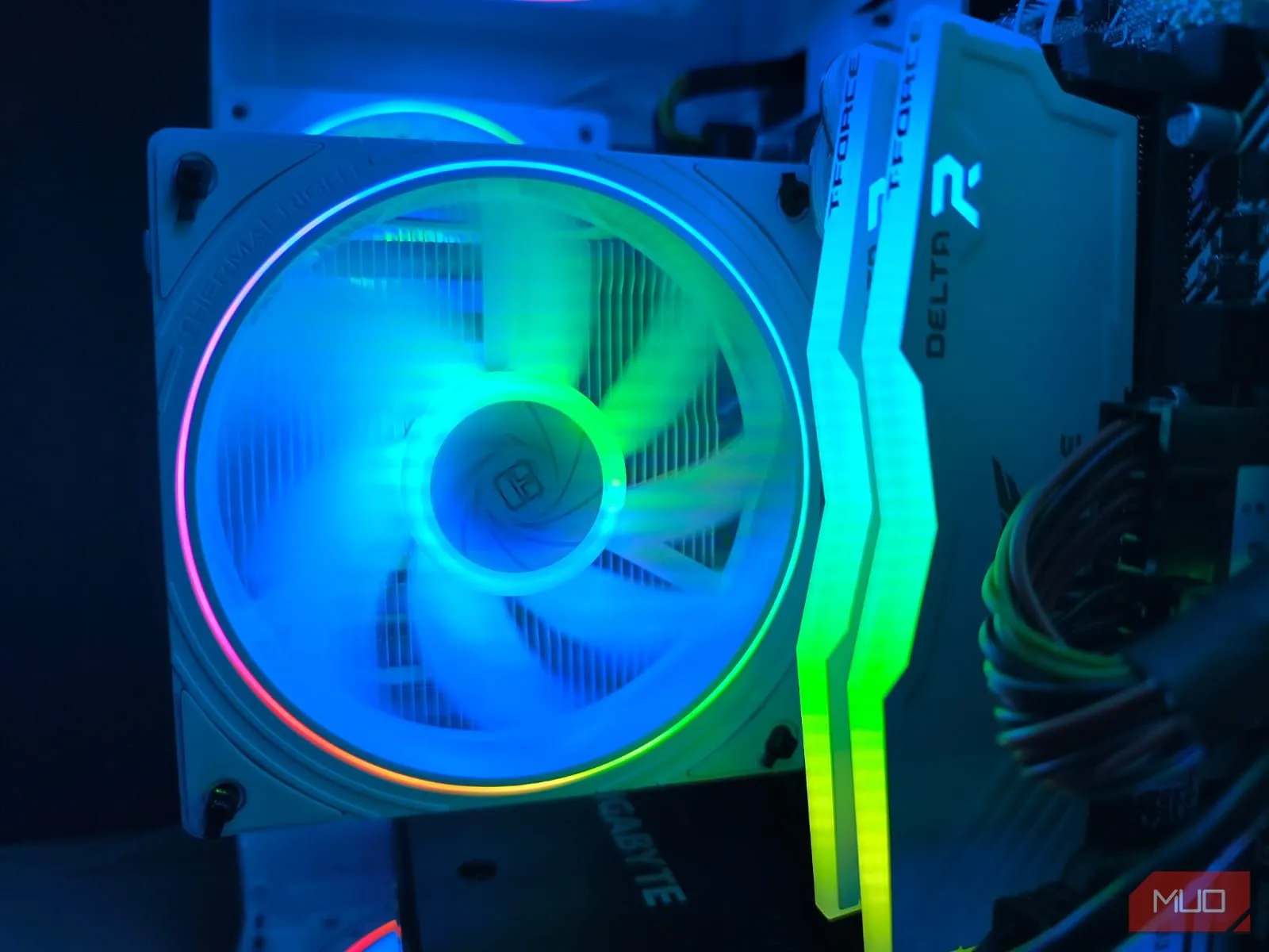 Bên trong máy tính PC tự build, cho thấy các thanh RAM DDR4 có đèn RGB
