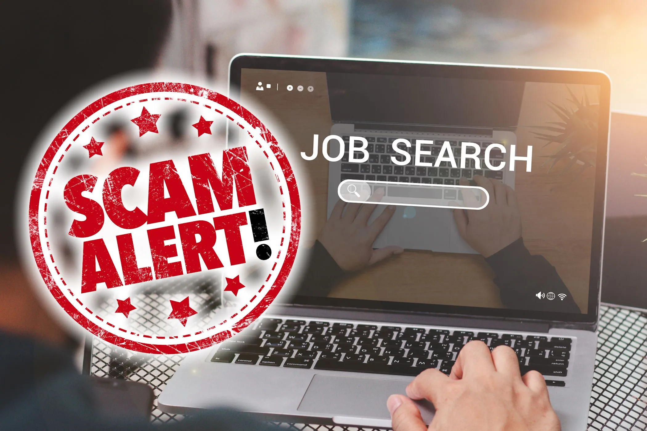 Biển báo 'Scam Alert' trên bàn làm việc cho thấy cảnh báo lừa đảo việc làm trực tuyến