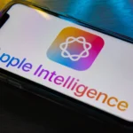 Biểu tượng Apple Intelligence và văn bản trên màn hình iPhone, minh họa tính năng AI của iOS 18.4