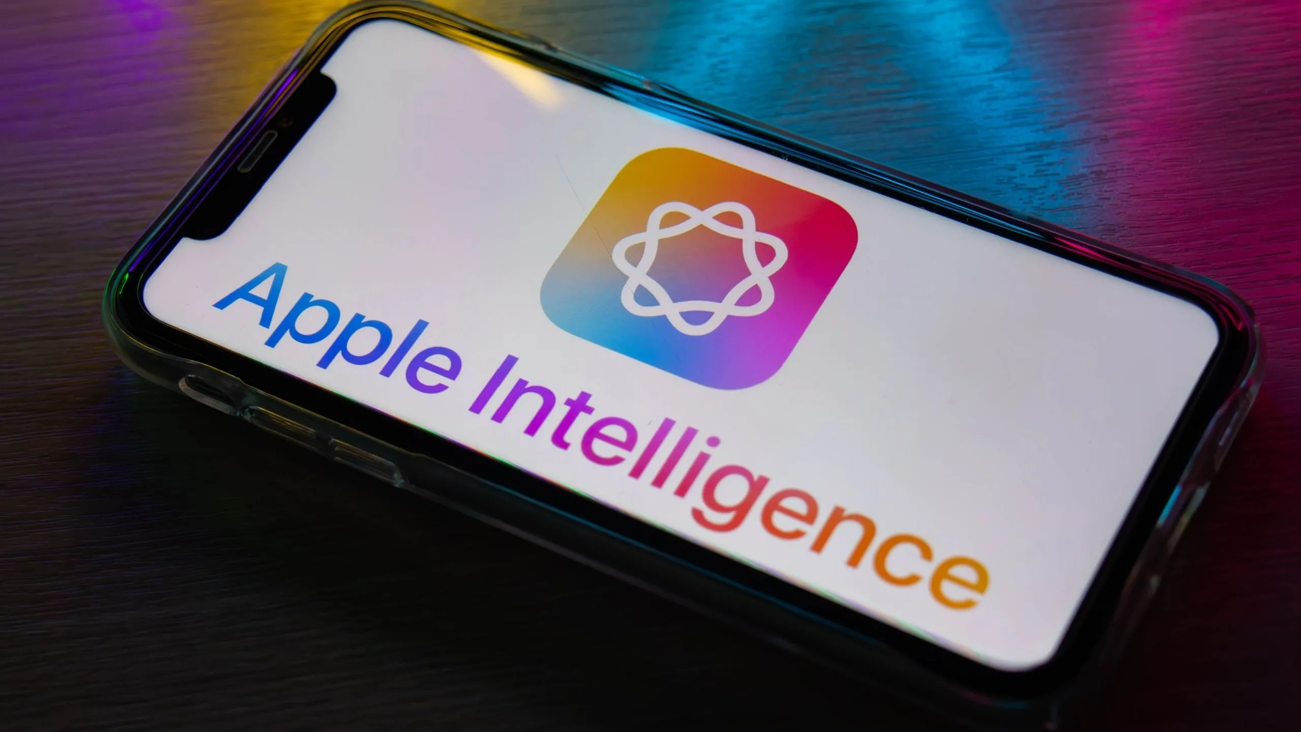 Biểu tượng Apple Intelligence và văn bản trên màn hình iPhone, minh họa tính năng AI của iOS 18.4