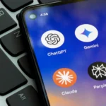 Biểu tượng chatbot AI trên màn hình điện thoại, minh họa khả năng tương tác của AI và các rủi ro bảo mật tiềm ẩn