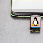 Biểu tượng chú chim cánh cụt Linux Tux trên USB cứu hộ cắm vào laptop