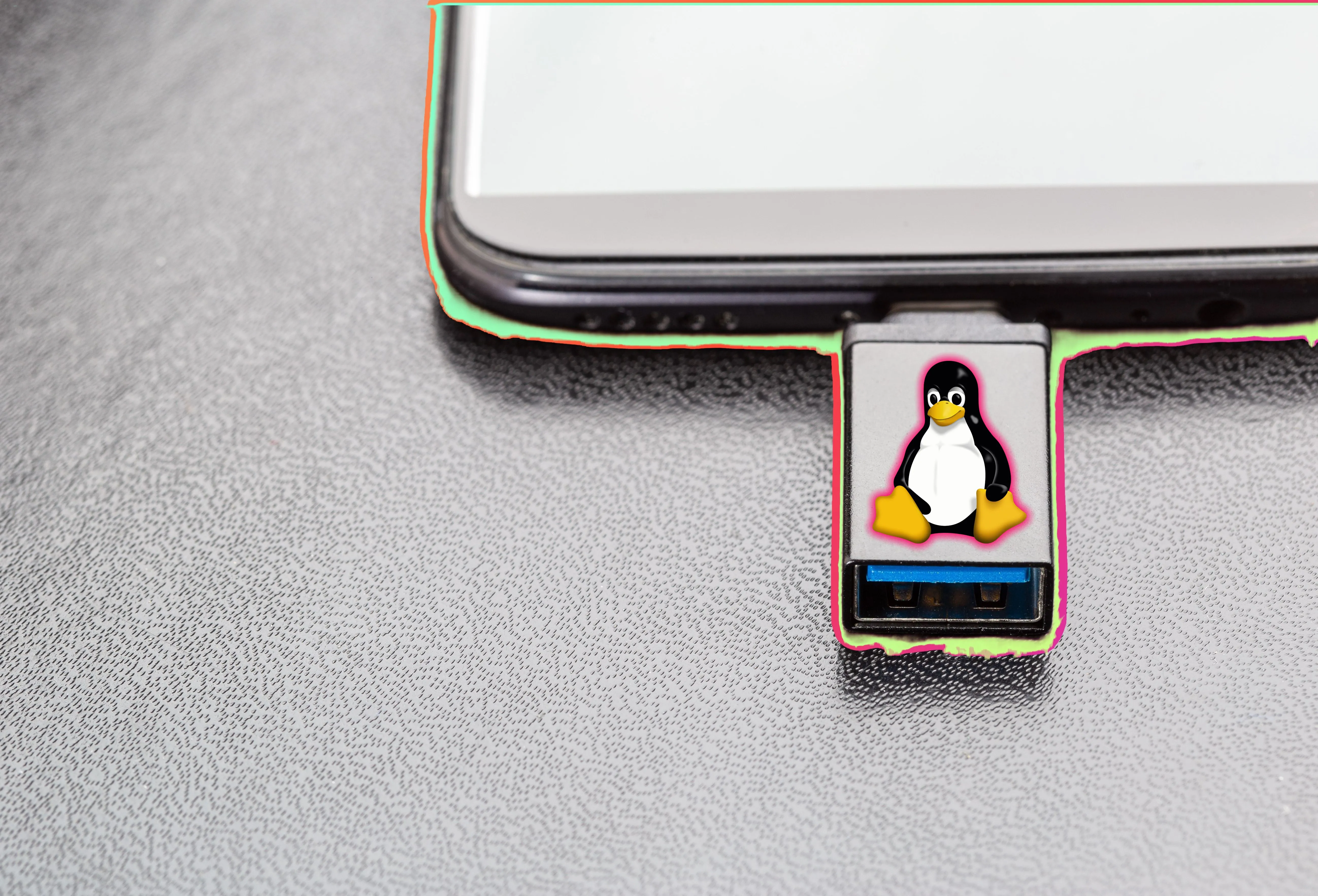 Biểu tượng chú chim cánh cụt Linux Tux trên USB cứu hộ cắm vào laptop