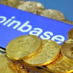 Biểu tượng Coinbase và các đồng Bitcoin thể hiện sự an toàn của sàn giao dịch tiền điện tử