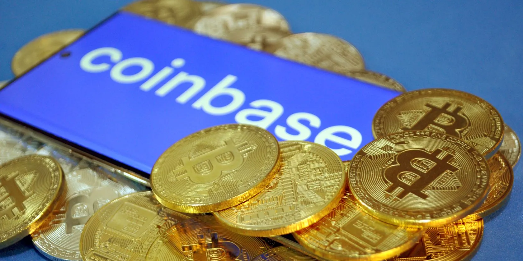 Biểu tượng Coinbase và các đồng Bitcoin thể hiện sự an toàn của sàn giao dịch tiền điện tử