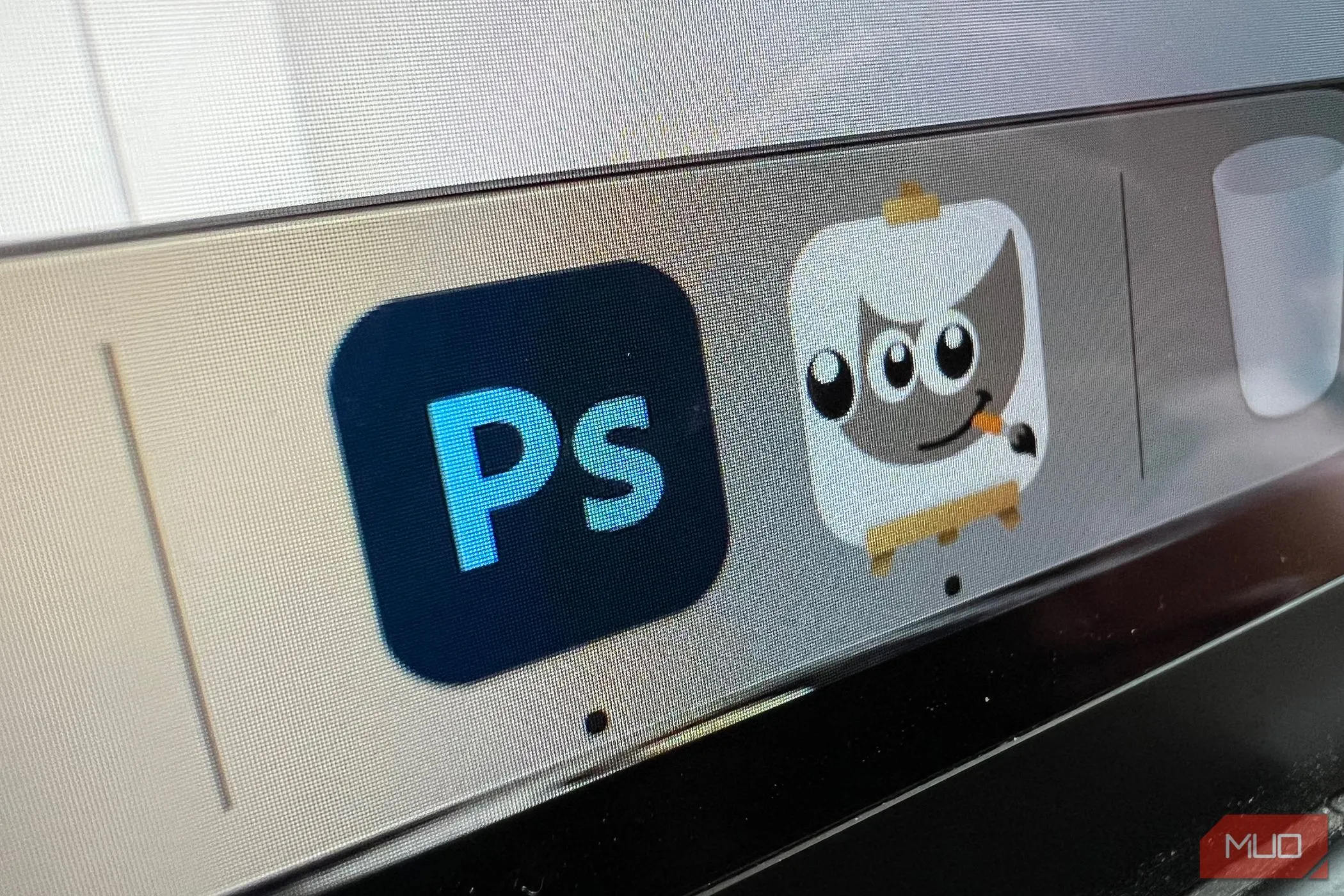 Biểu tượng GIMP và Photoshop trên MacBook, thể hiện sự đối lập về chi phí