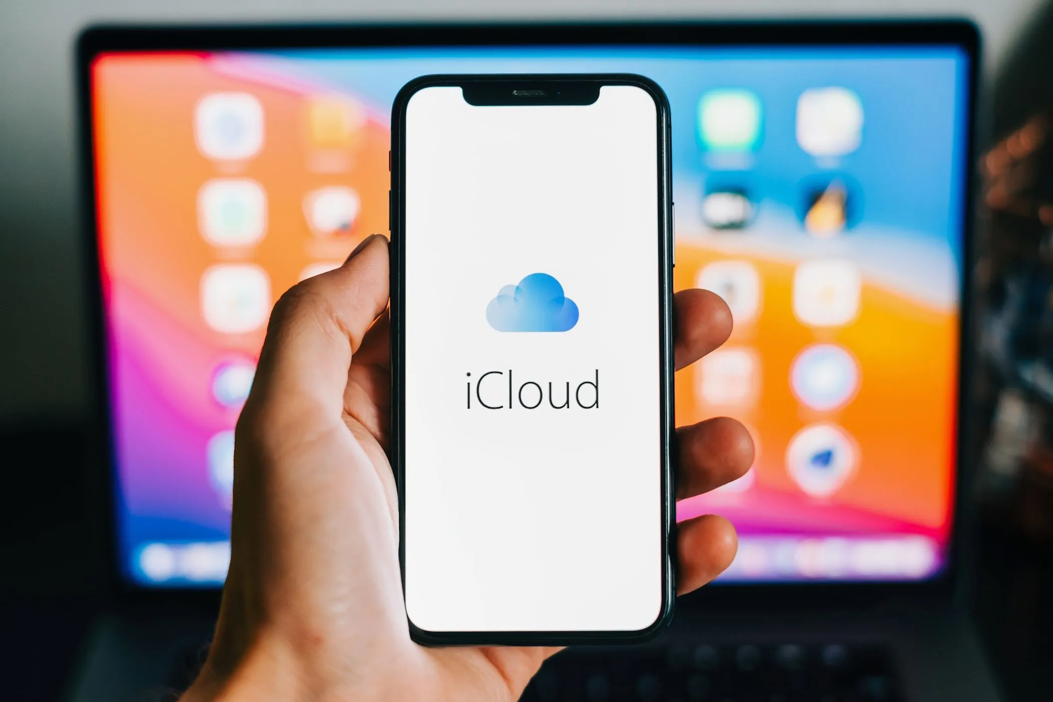 Biểu tượng iCloud hiển thị trên iPhone, minh họa sự cần thiết của iCloud+ cho ứng dụng Apple Invites