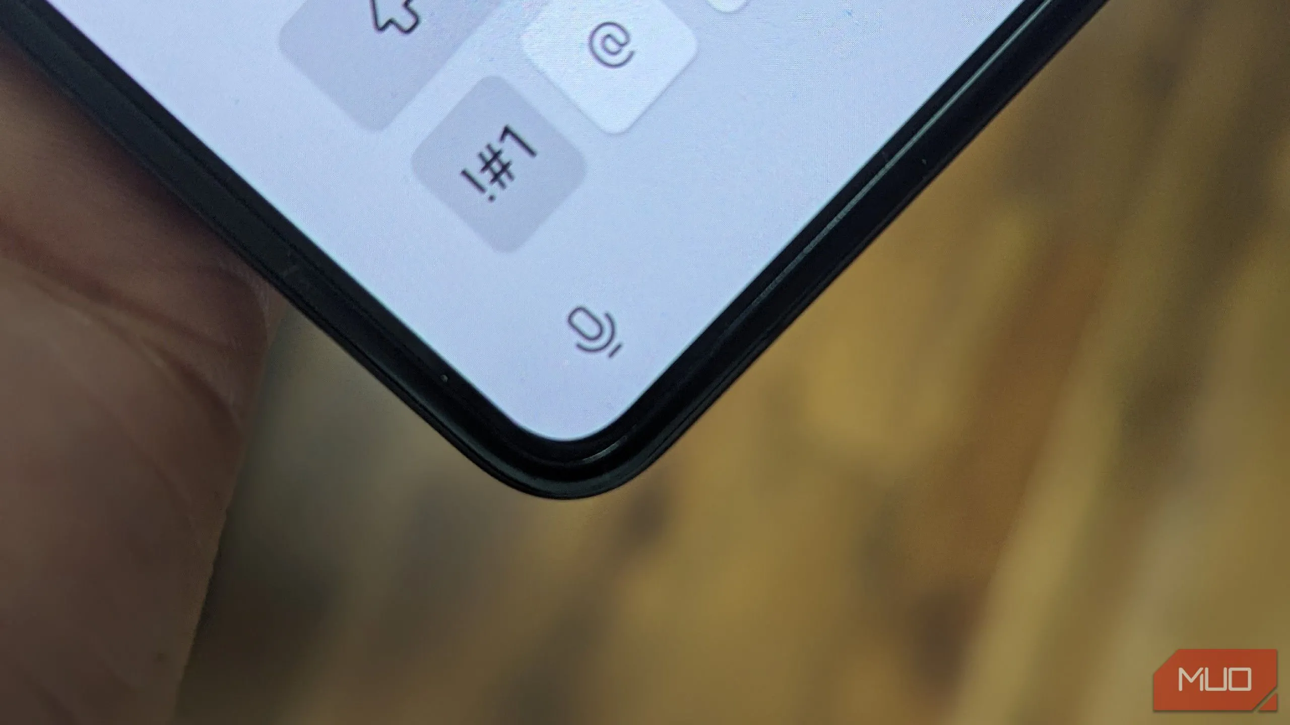 Biểu tượng micro trên bàn phím ảo của Samsung Galaxy Z Fold 5, minh họa tính năng chuyển giọng nói thành văn bản.