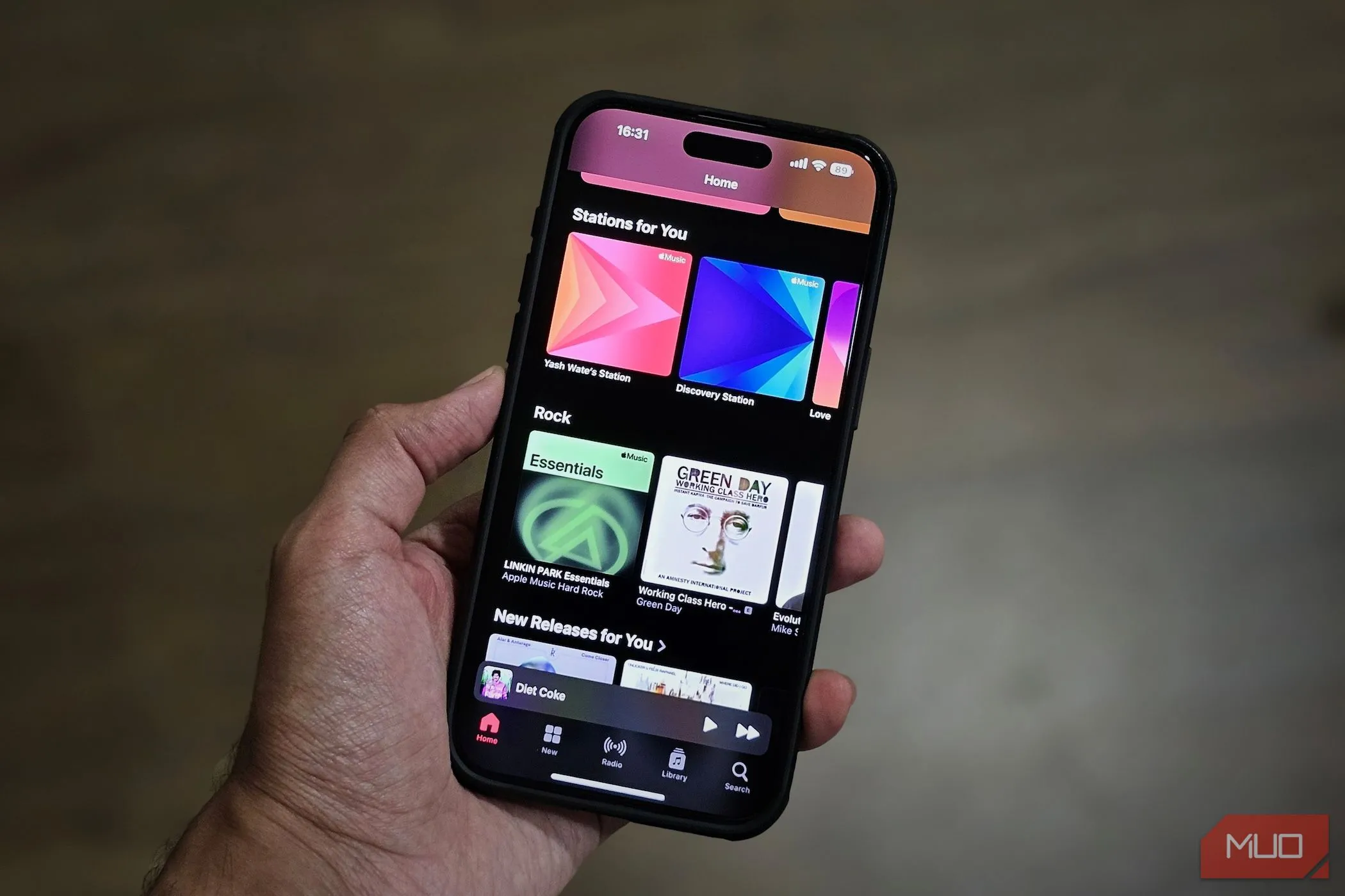 Biểu tượng sóng 5G trên màn hình iPhone, minh họa kết nối di động thế hệ mới