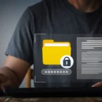 Biểu tượng thư mục bị khóa trên màn hình máy tính, tượng trưng cho nguy cơ bảo mật Windows 11 bị tấn công thông qua lỗ hổng DLL hijacking.