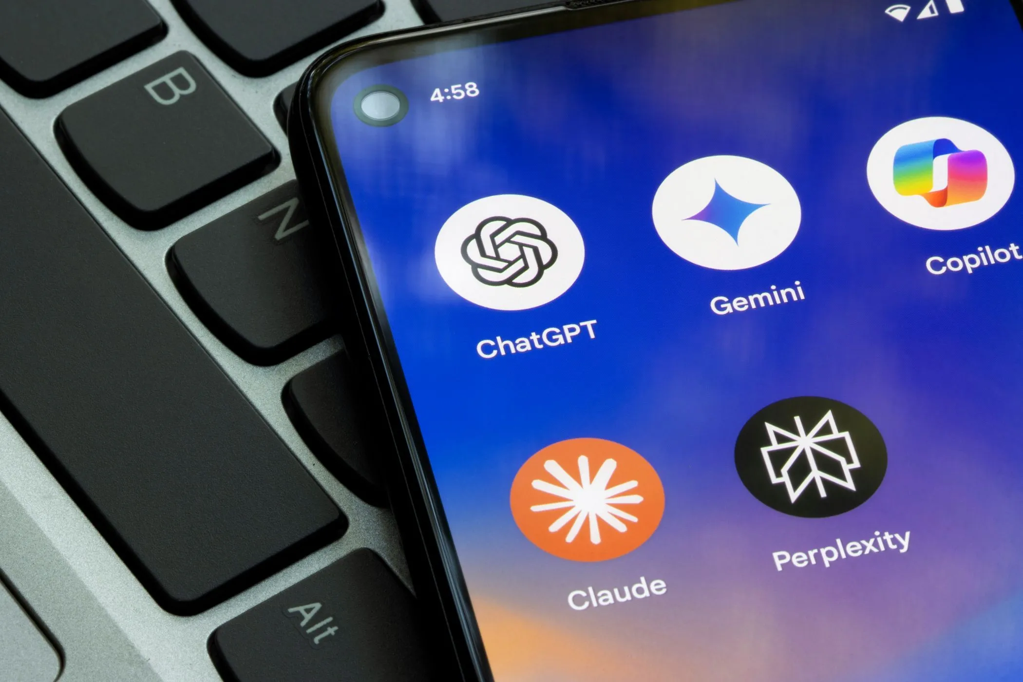 Biểu tượng ứng dụng chatbot AI trên điện thoại, minh họa cho nguy cơ bảo mật tiềm ẩn của ChatGPT liên quan đến tấn công DDoS.