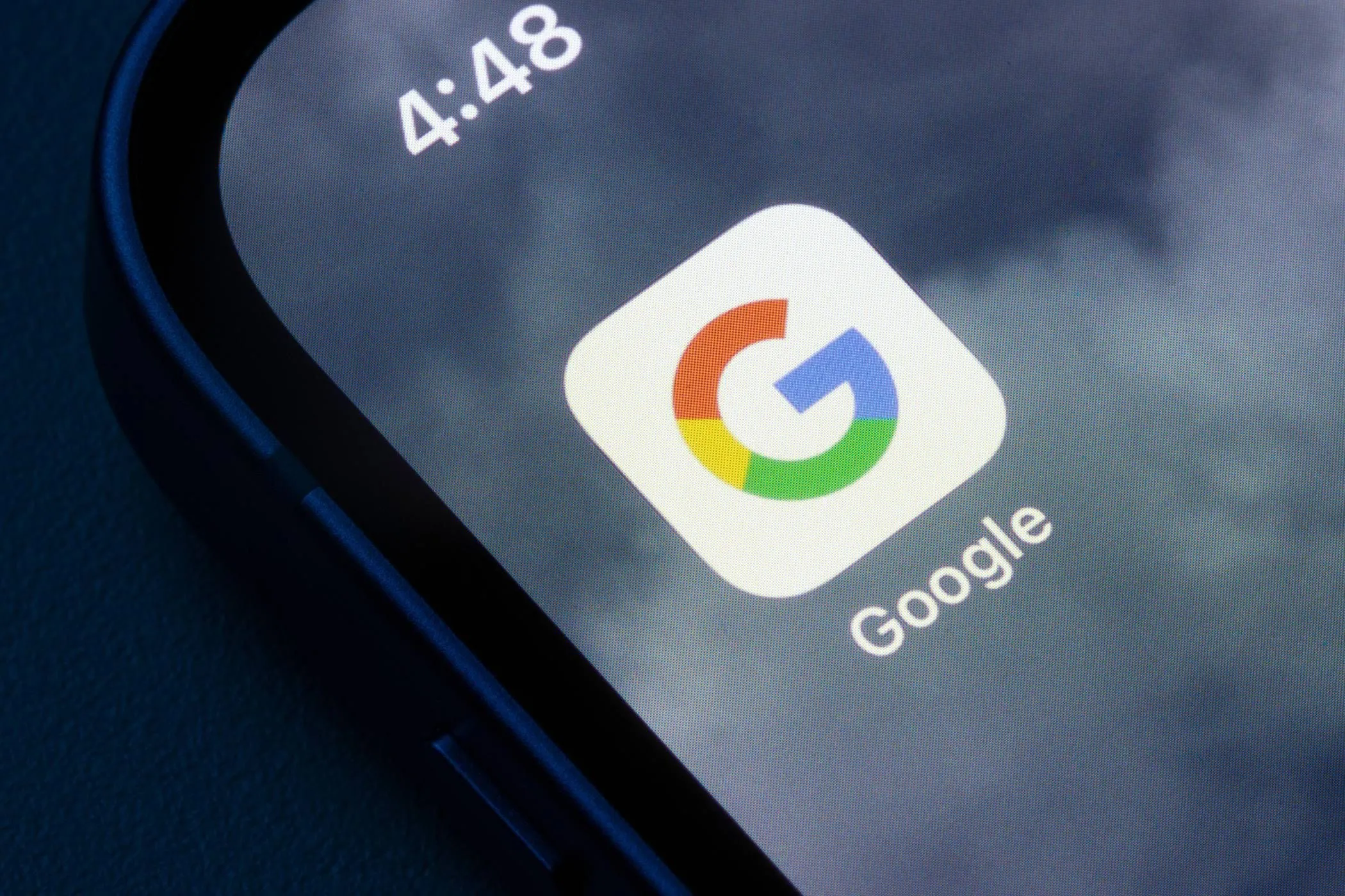 Biểu tượng ứng dụng Google trên màn hình chính iPhone, biểu trưng cho sự hiện diện của Google trong đời sống số