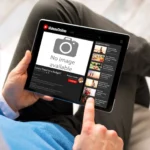 Biểu tượng video bị lỗi trên màn hình laptop, minh họa hạn chế truy cập ứng dụng và nội dung offline trên Chromebook