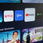 Biểu tượng YouTube trên màn hình TV Samsung hiển thị giao diện người dùng.
