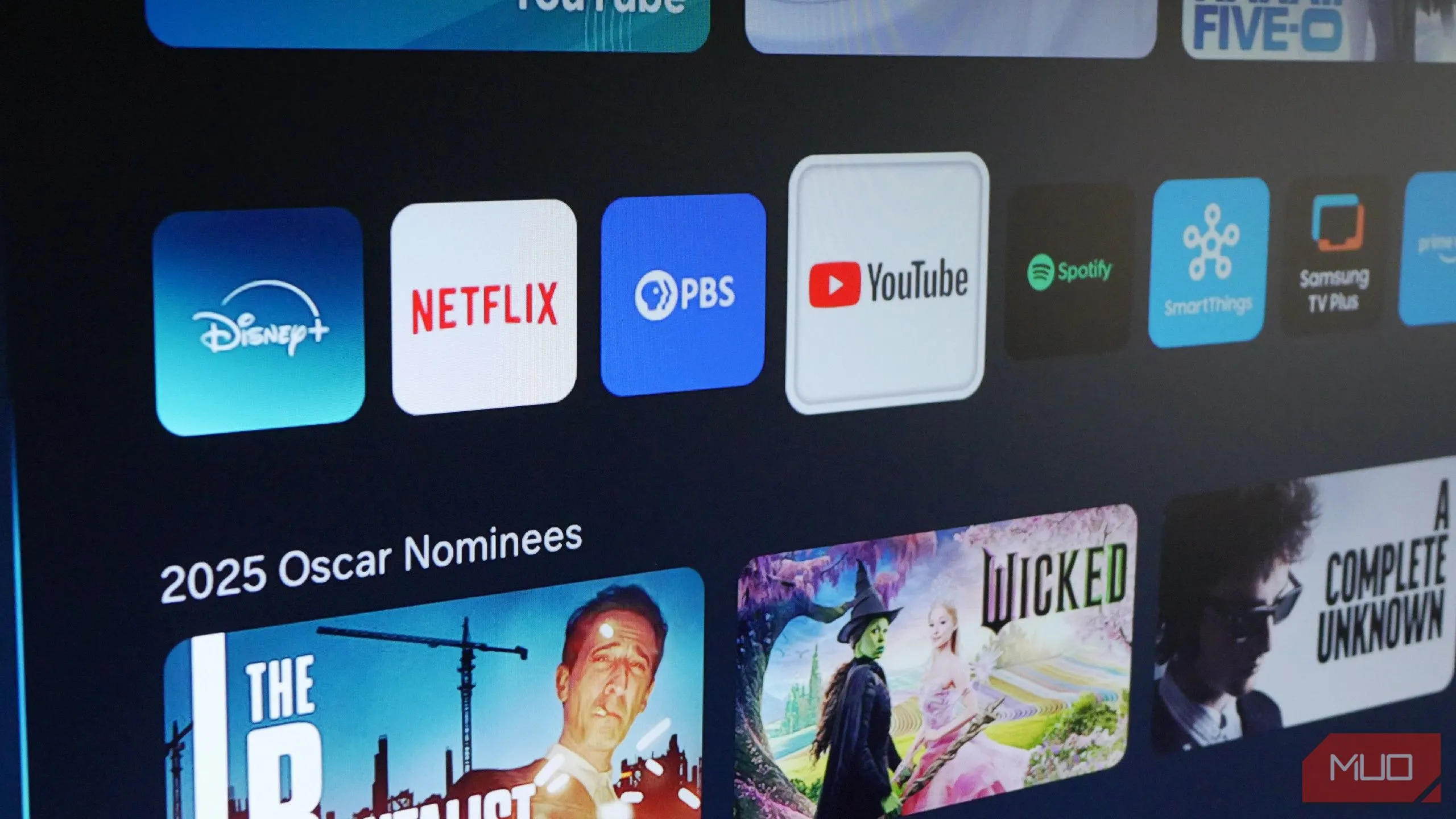 Biểu tượng YouTube trên màn hình TV Samsung hiển thị giao diện người dùng.