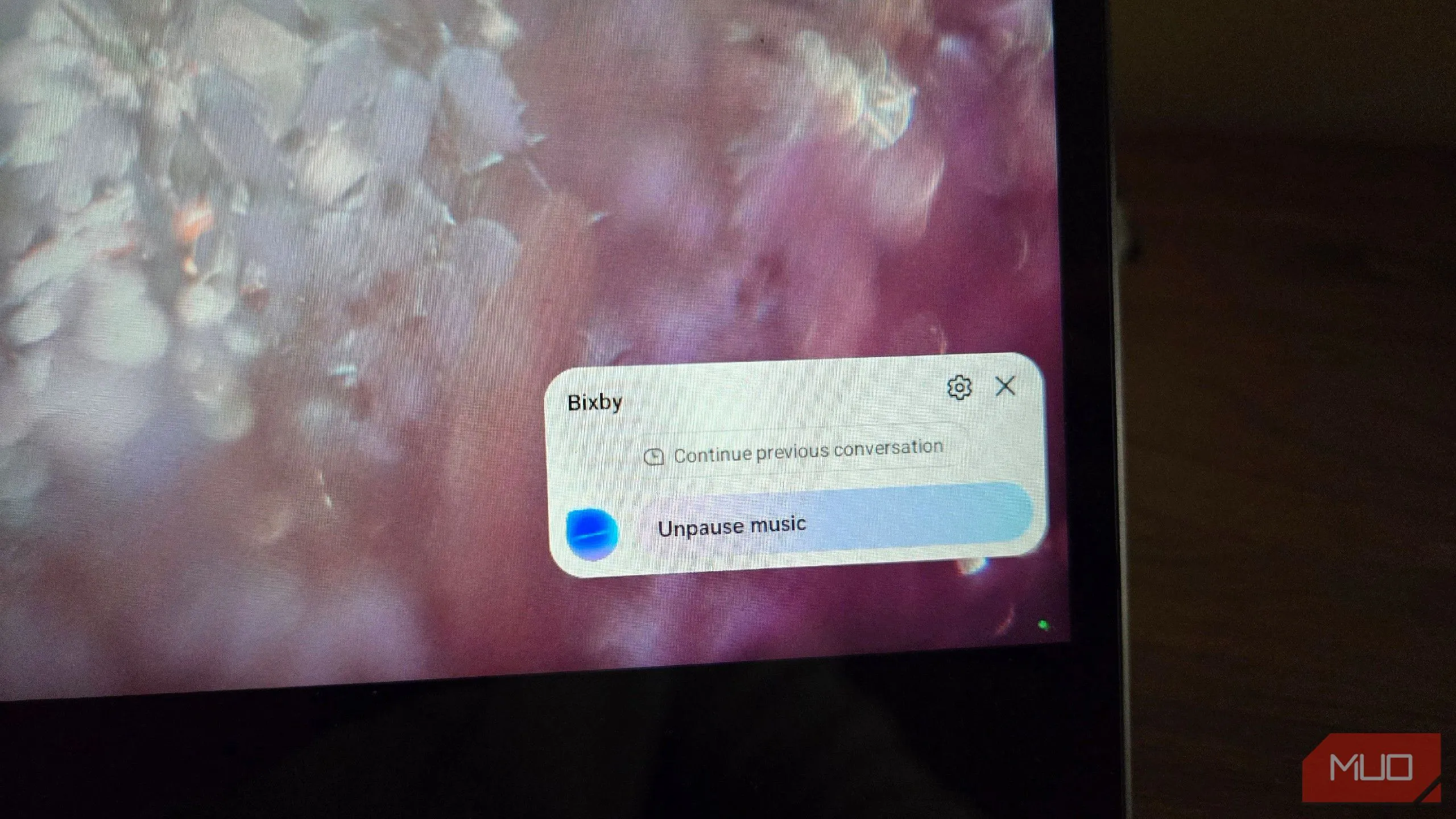 Bixby đang tạm dừng hoặc tiếp tục phát nhạc nền trong môi trường Samsung DeX, minh họa cách quản lý âm nhạc không gây xao nhãng.