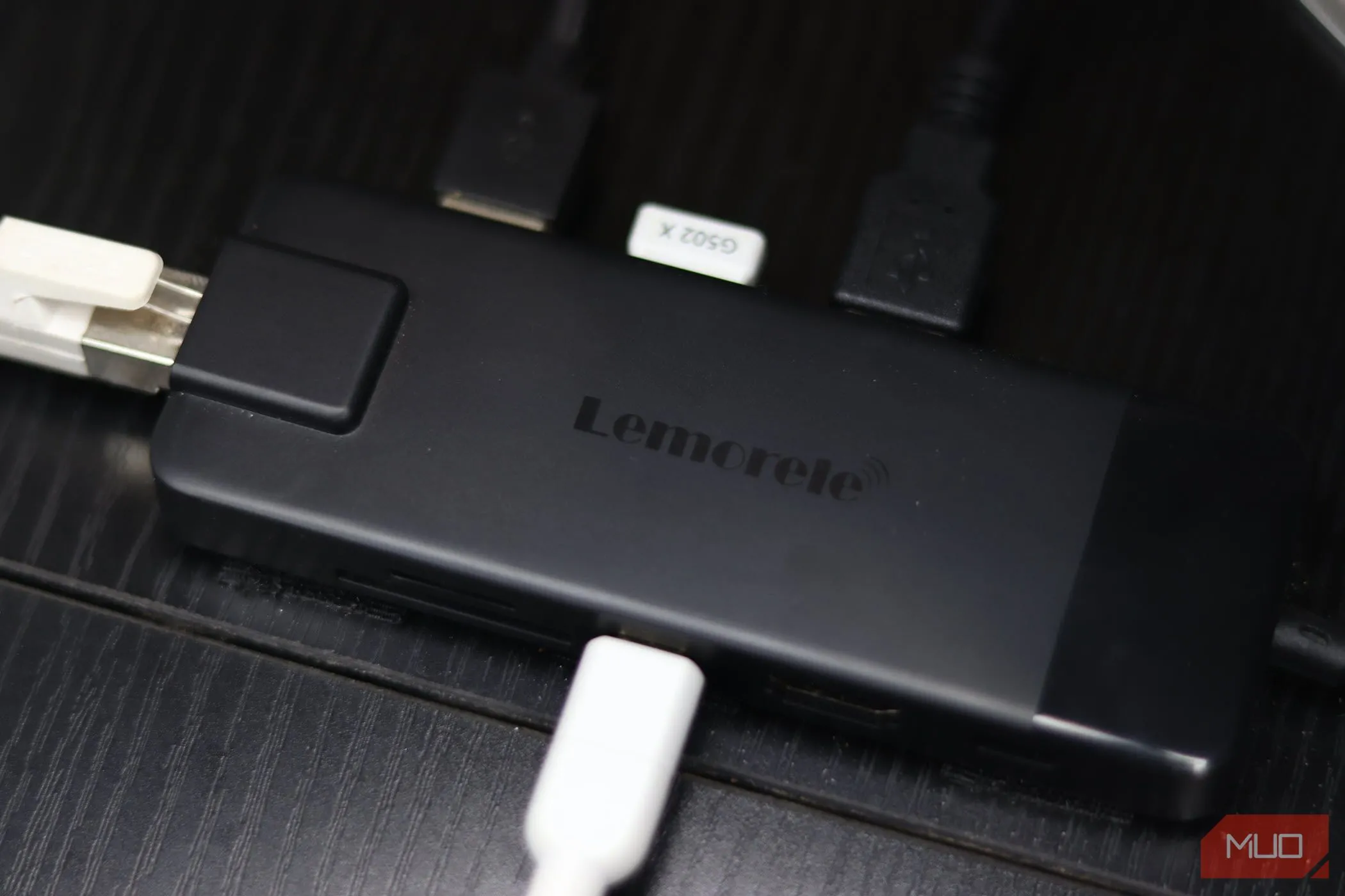 Bộ chia USB-C hub màu đen đa năng giúp mở rộng cổng kết nối cho laptop.