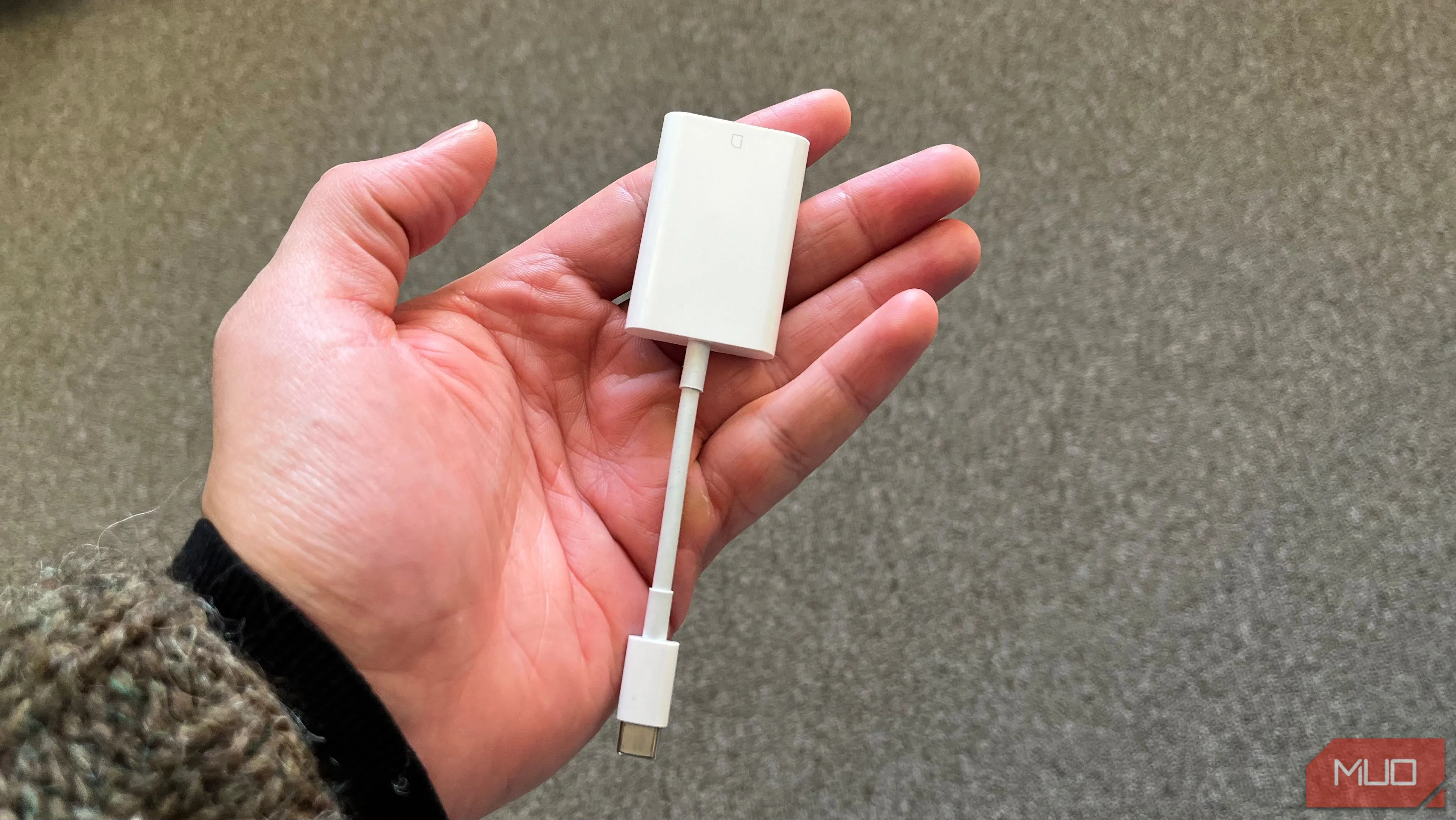 Bộ chuyển đổi Apple USB-C sang thẻ SD, phụ kiện cần thiết cho MacBook Pro để truyền tải dữ liệu.