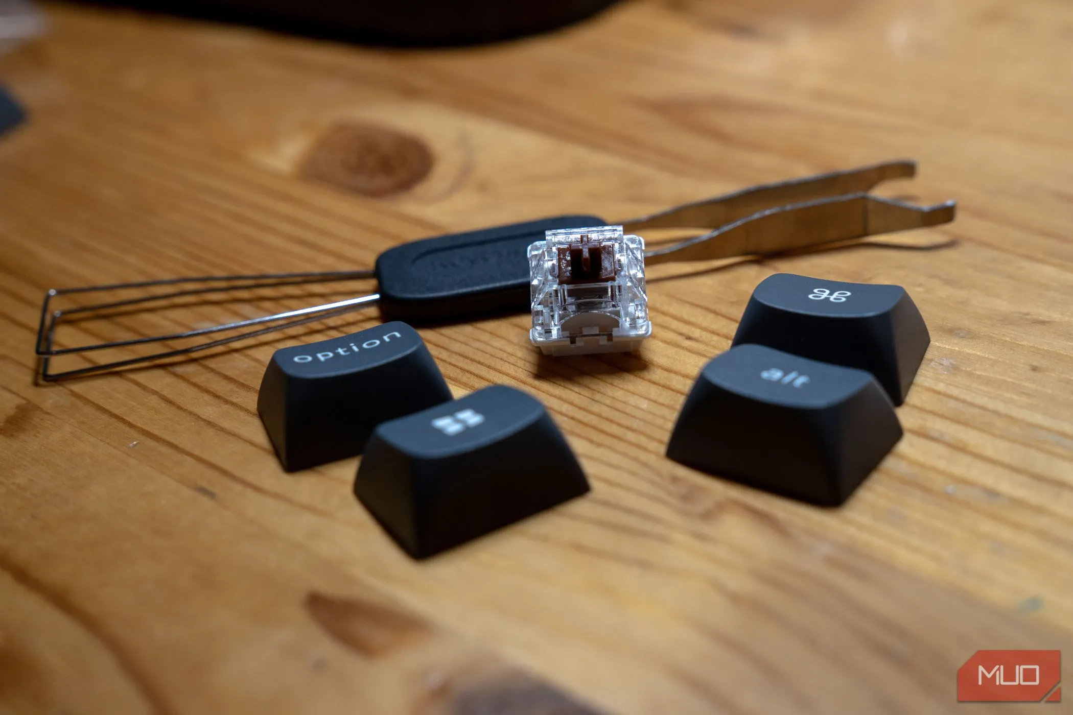 Bộ công cụ tháo keycap và switch của Keychron K8 Max, hỗ trợ người dùng dễ dàng tùy biến.