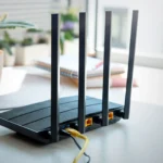 Bộ định tuyến Wi-Fi hiện đại với bốn ăng-ten, thiết bị trung tâm kết nối các thiết bị nhà thông minh