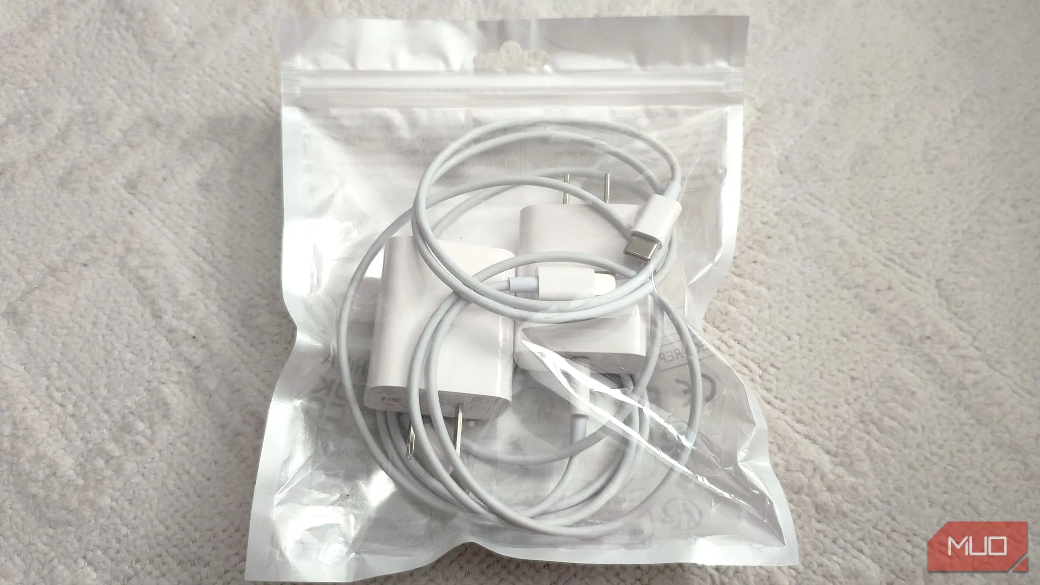 Bộ đôi trung tâm sạc USB-C và cáp USB-C trong bao bì trắng của Shein